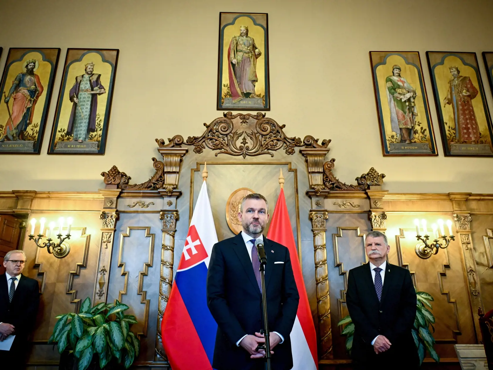 Predseda Národnej rady SR Peter Pellegrini (uprostred) rozpráva počas spoločnej tlačovej konferencie s predsedom maďarského Národného zhromaždenia Lászlóom Kövérom (vpravo) po ich stretnutí v pondelok 11. marca 2024 v Budapešti.