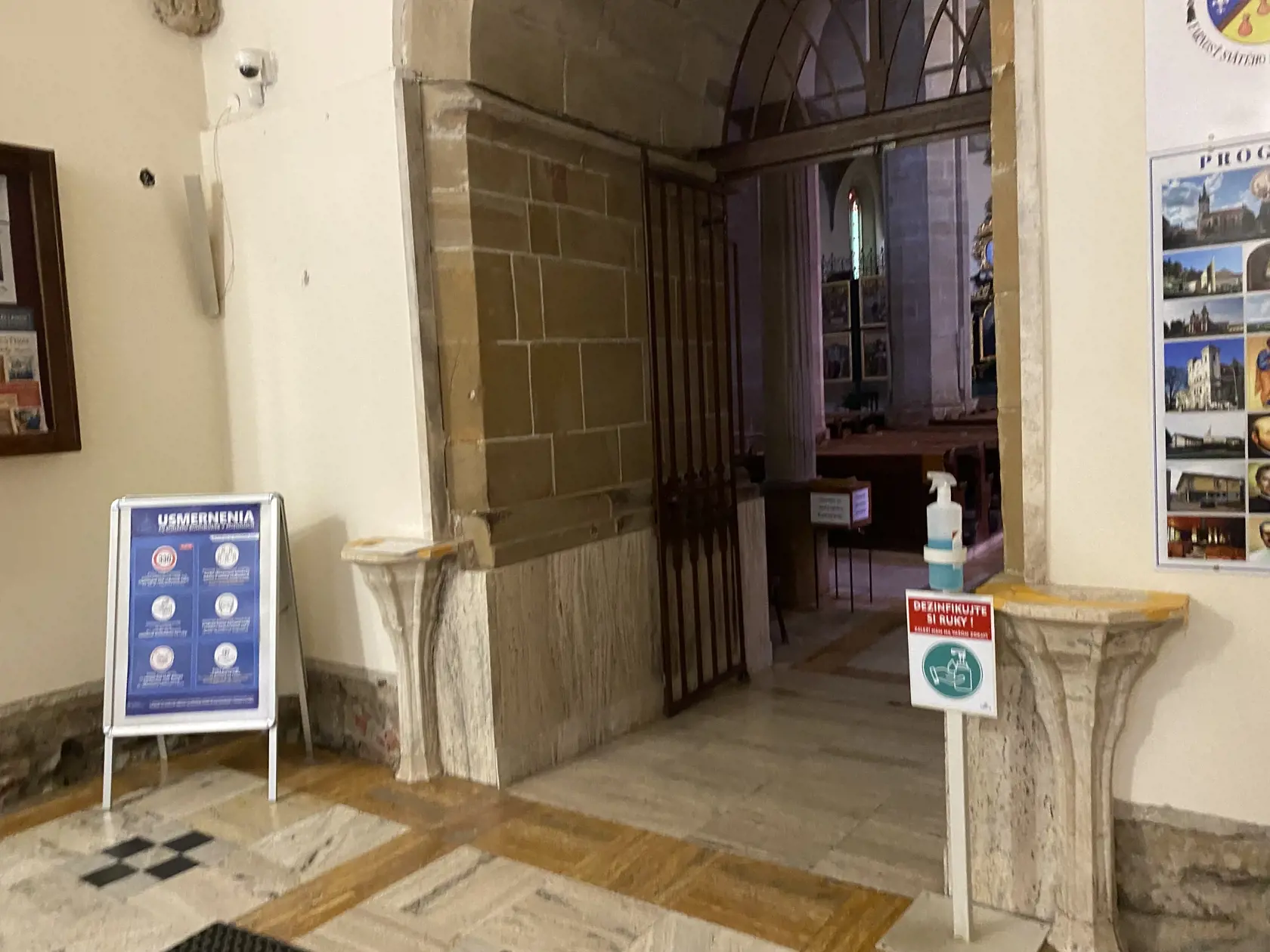 Pri vstupe do prešovskej Konkatedrály sv. Mikuláša je umiestnená tabuľa s usmernením.