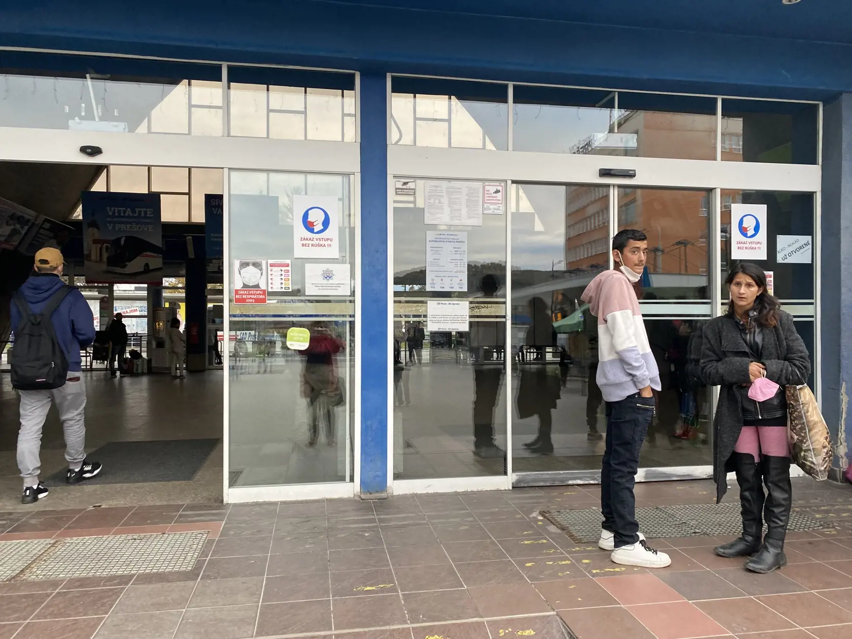 Aj pri vstupe do vestibulu autobusovej stanice v Prešove svieti oznam o povinnom prekrytí horných dýchacích ciest. Ale to, či to ľudia dodržiavajú, nekontroluje nik.