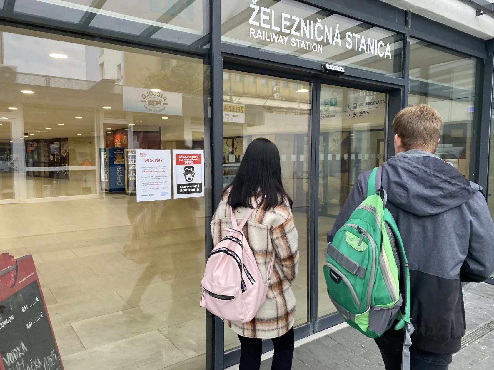 Pri vstupe na železničnú stanicu v Prešove svieti oznam o povinnom prekrytí horných dýchacích ciest. Ale to, či to ľudia dodržiavajú, nekontroluje nik.