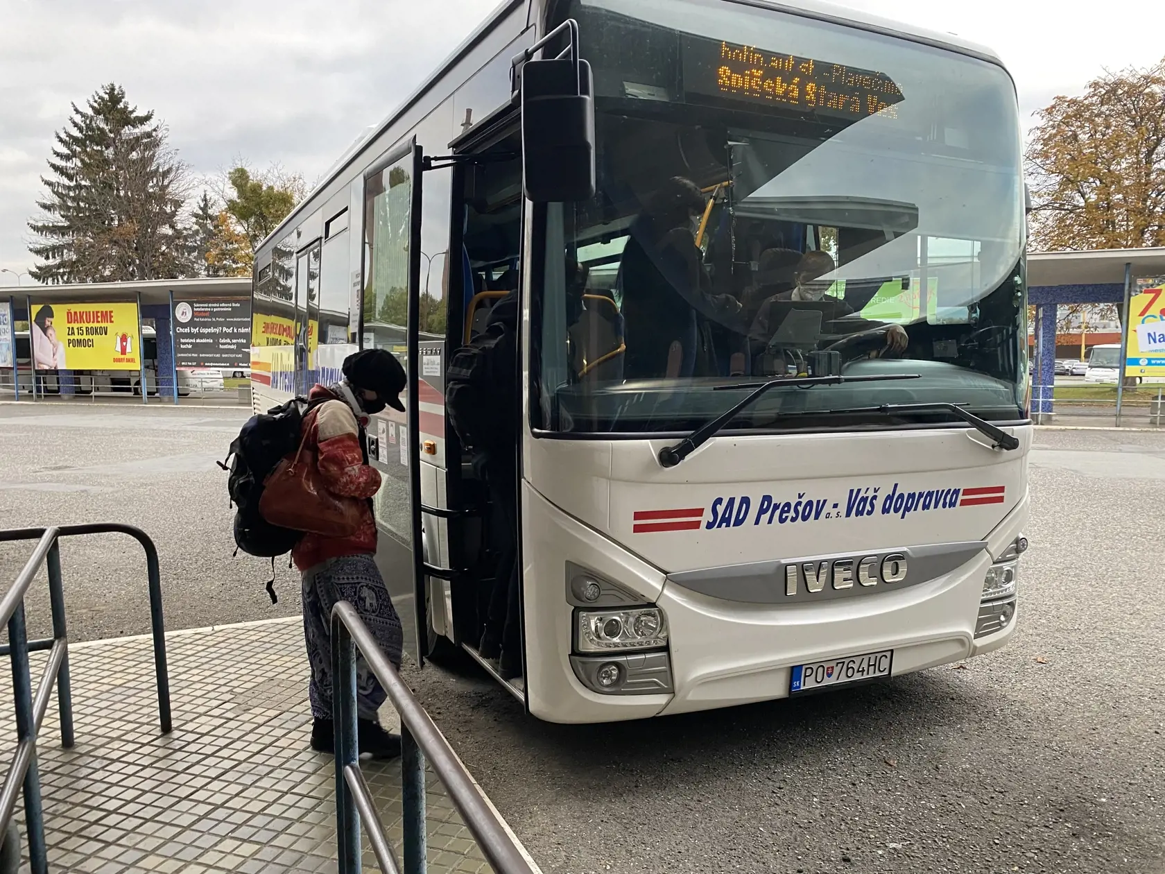 Do autobusov iba s respirátorom.