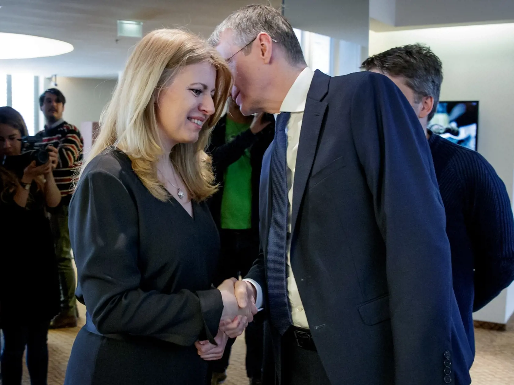 Kandidát na post prezidenta Robert Mistrík sa oficiálne vzdal boja o prezidentské kreslo v prospech Zuzany Čapútovej. Spoločne to oznámili na tlačovej konferencii v Bratislave.