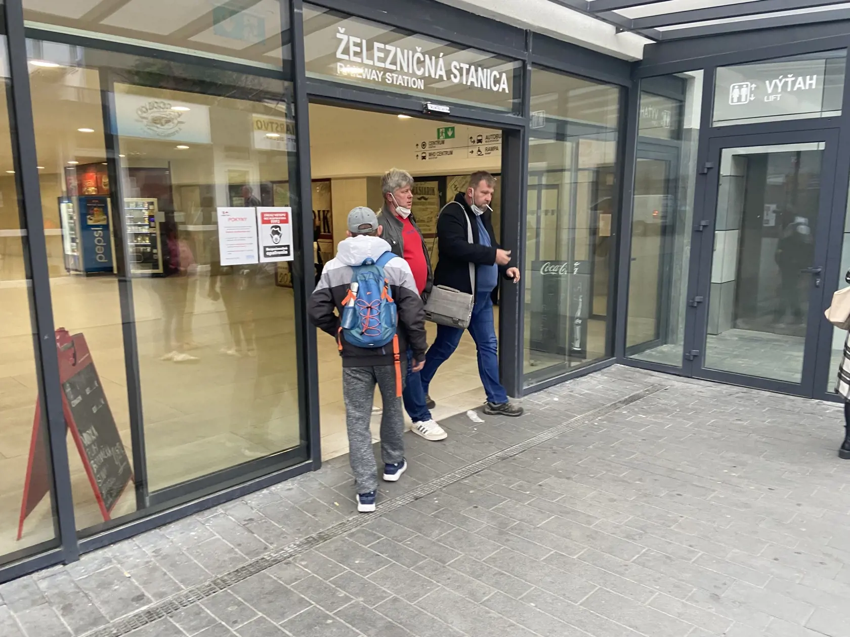 Vstup na železničnú stanicu v Prešove. Dodržiavanie nariadenia o povinnom prekrytí horných dýchacích ciest nikto nekontroluje.
