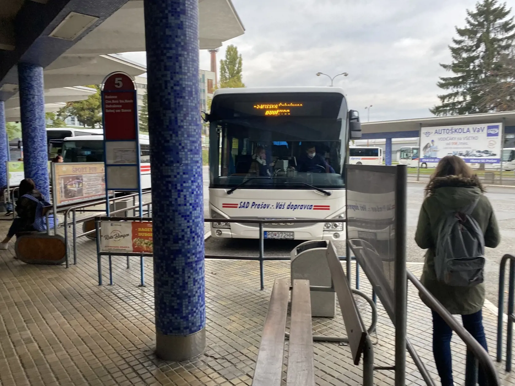 Do autobusov sa smie vstúpiť iba s respirátorom, vodiči to kontrolujú.