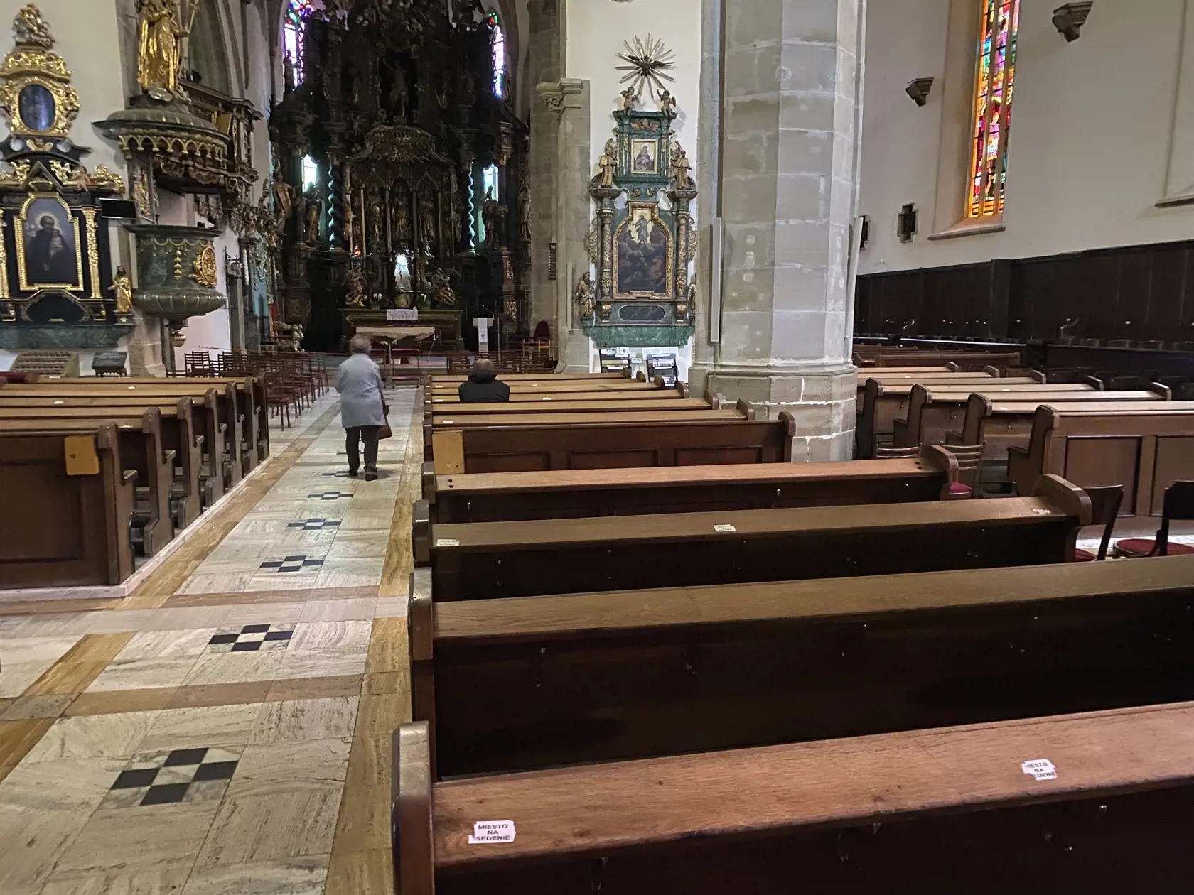 V laviciach v prešovskej konkatedrále je možné iba šachovnicové sedenie.