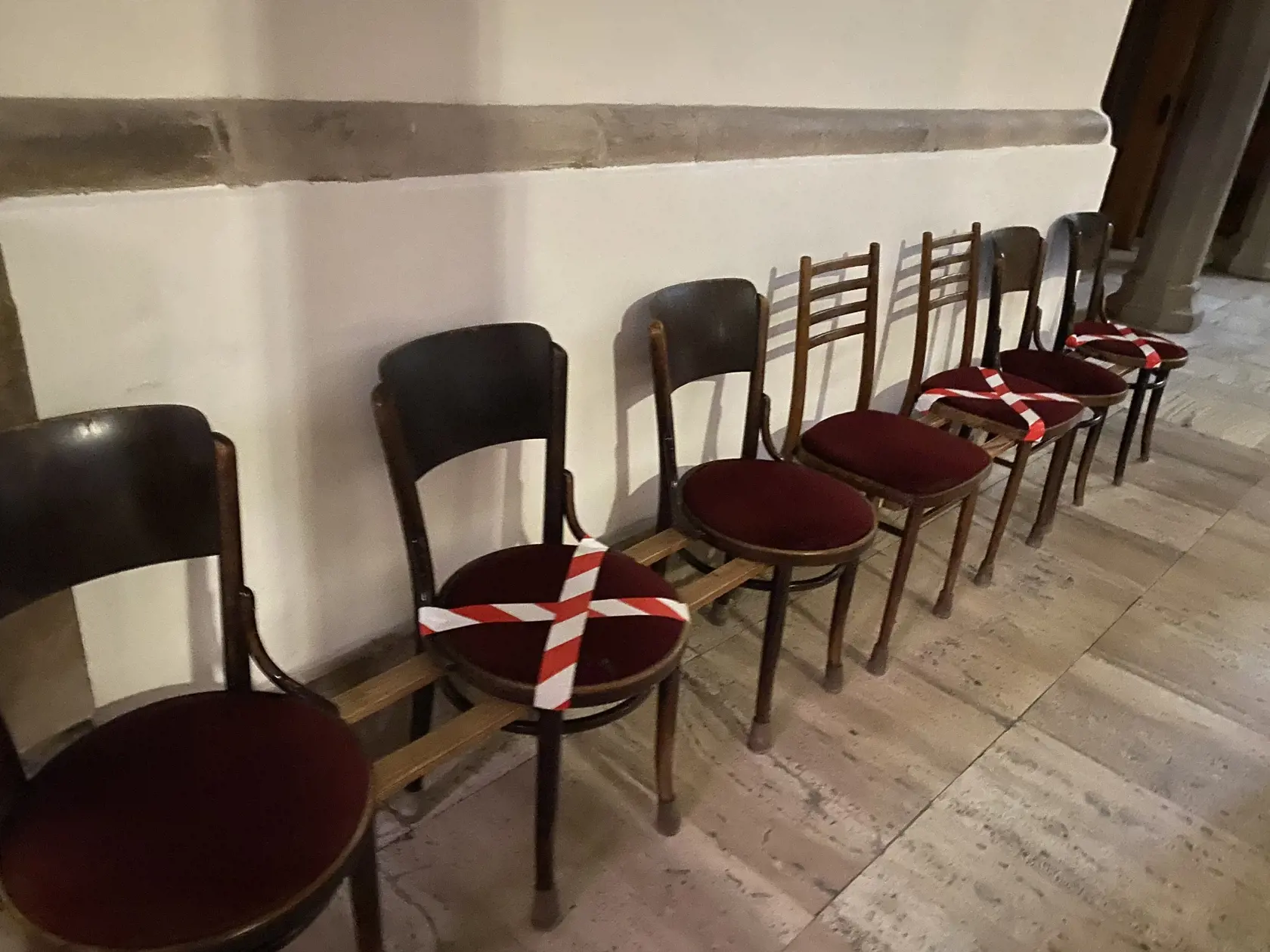 Stoličky v prešovskej konkatedrále sú označené, sedieť sa smie iba na tých, ktoré nie sú prelepené páskou.