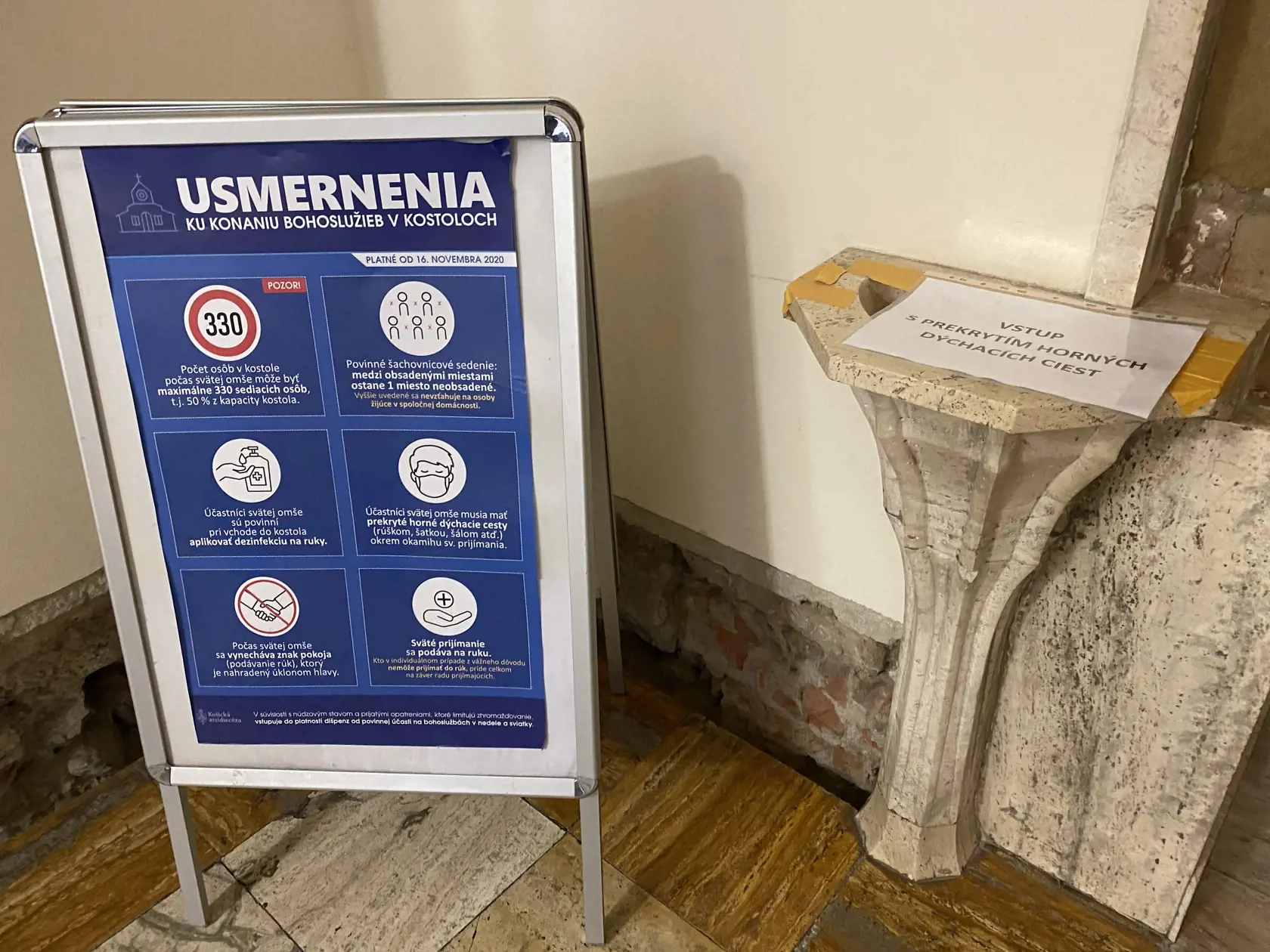 Pri vstupe do prešovskej Konkatedrály sv. Mikuláša je umiestnená tabuľa s usmernením.