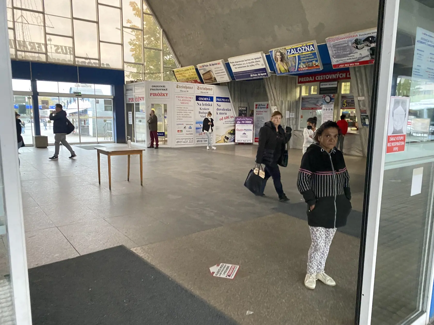 Aj pri vstupe do vestibulu autobusovej stanice v Prešove svieti oznam o povinnom prekrytí horných dýchacích ciest. Ale to, či to ľudia dodržiavajú, nekontroluje nik.