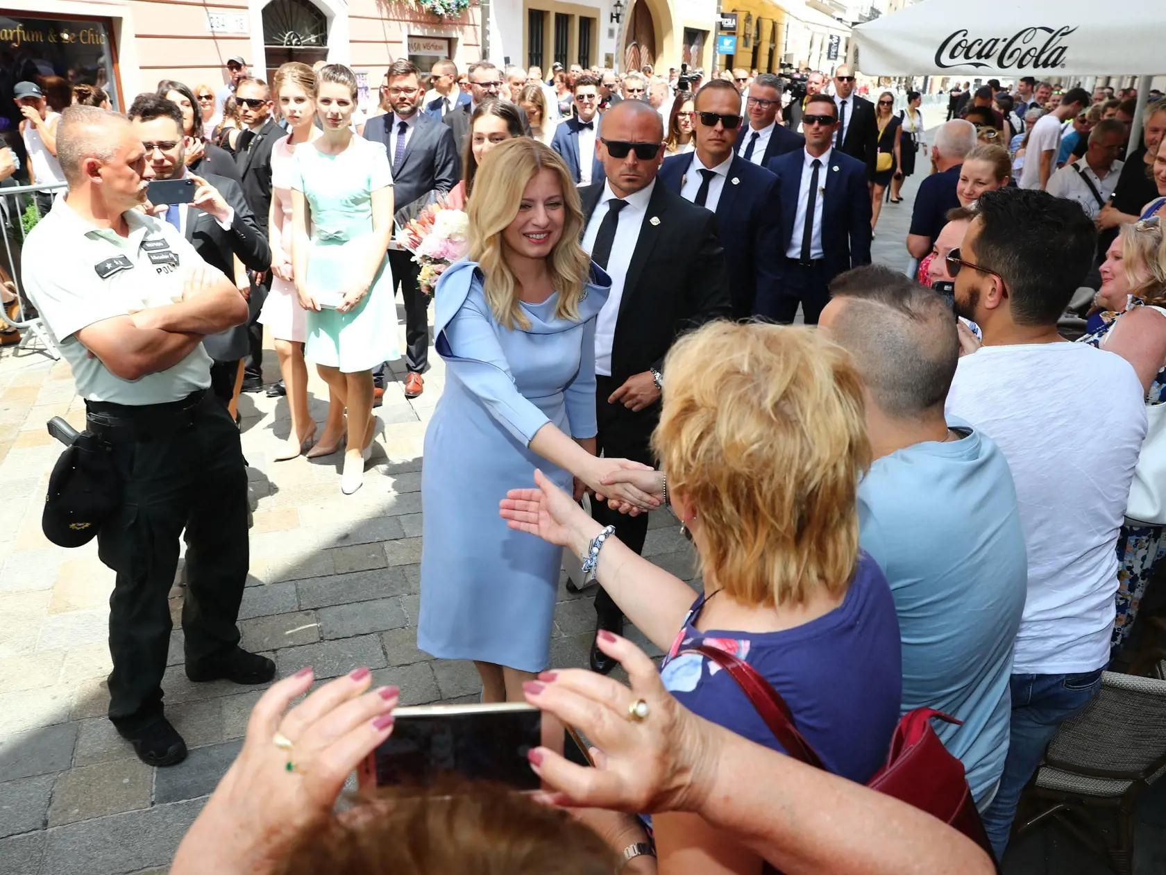 Zuzana Čaputová sa po inaugurácii presúvala centrom Bratislavy pešo. Ľudia jej spontánne gratulovali a zobrali ju za ľudskú prezidentku. Aj preto mnohokrát neskandovali "Čaputová", ale "Zuzka" a "Zuzana". Od tohto momentu sa stala najpopulárnejším politikom(čkou) na Slovensku. V centre Bratislavy jej gratulovali stovky až tisíce ľudí.