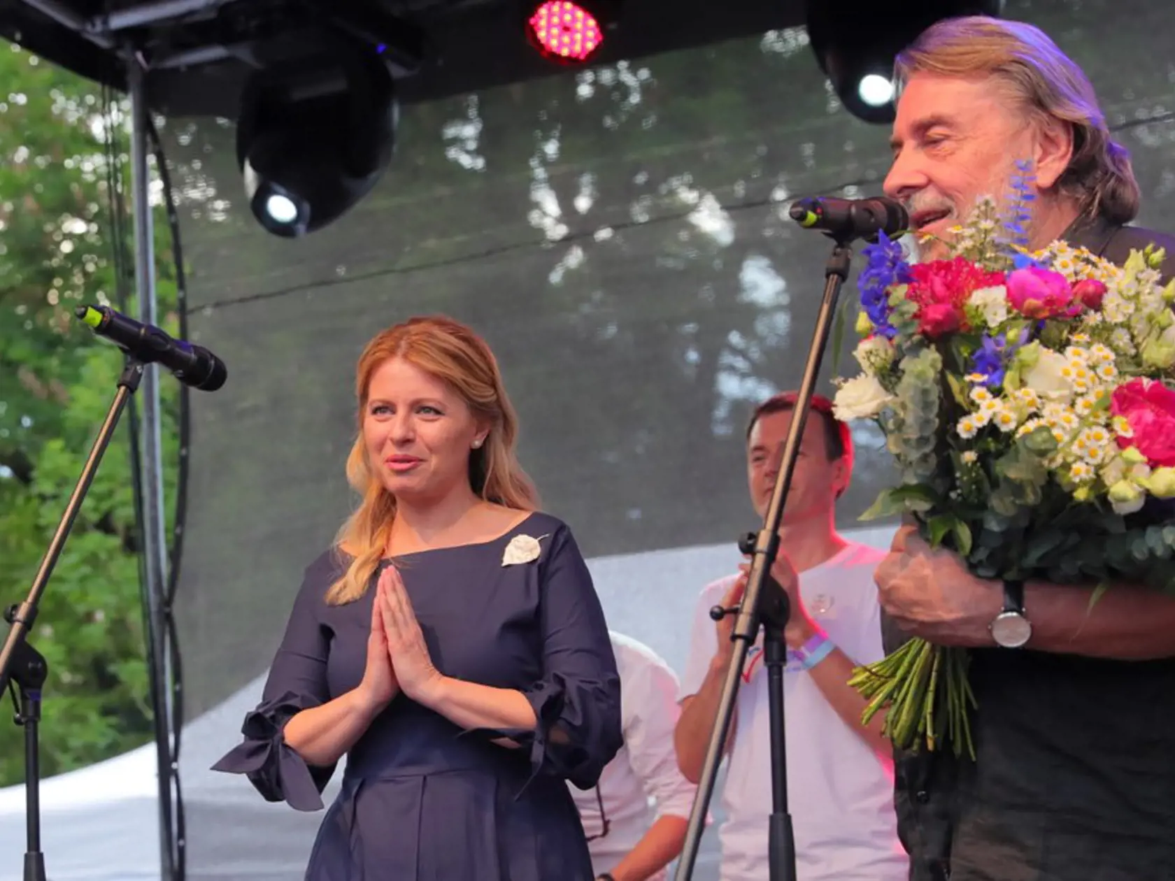 Zuzana Čaputová na koncerte "Zuzana není sama doma."