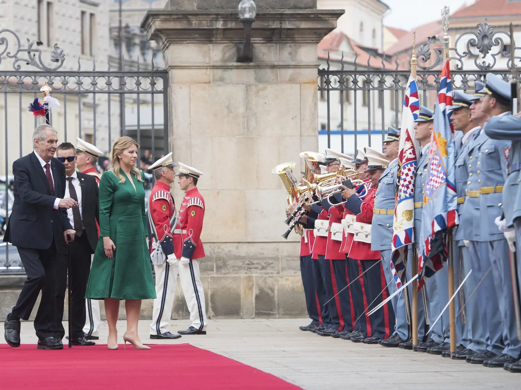 Prezidentka  Zuzana Čaputová odcestovala do Prahy. Slovenská hlava štátu tým začala oficiálny program svojej prvej zahraničnej návštevy, ktorá sa podľa tradície koná v susednej Českej republike.