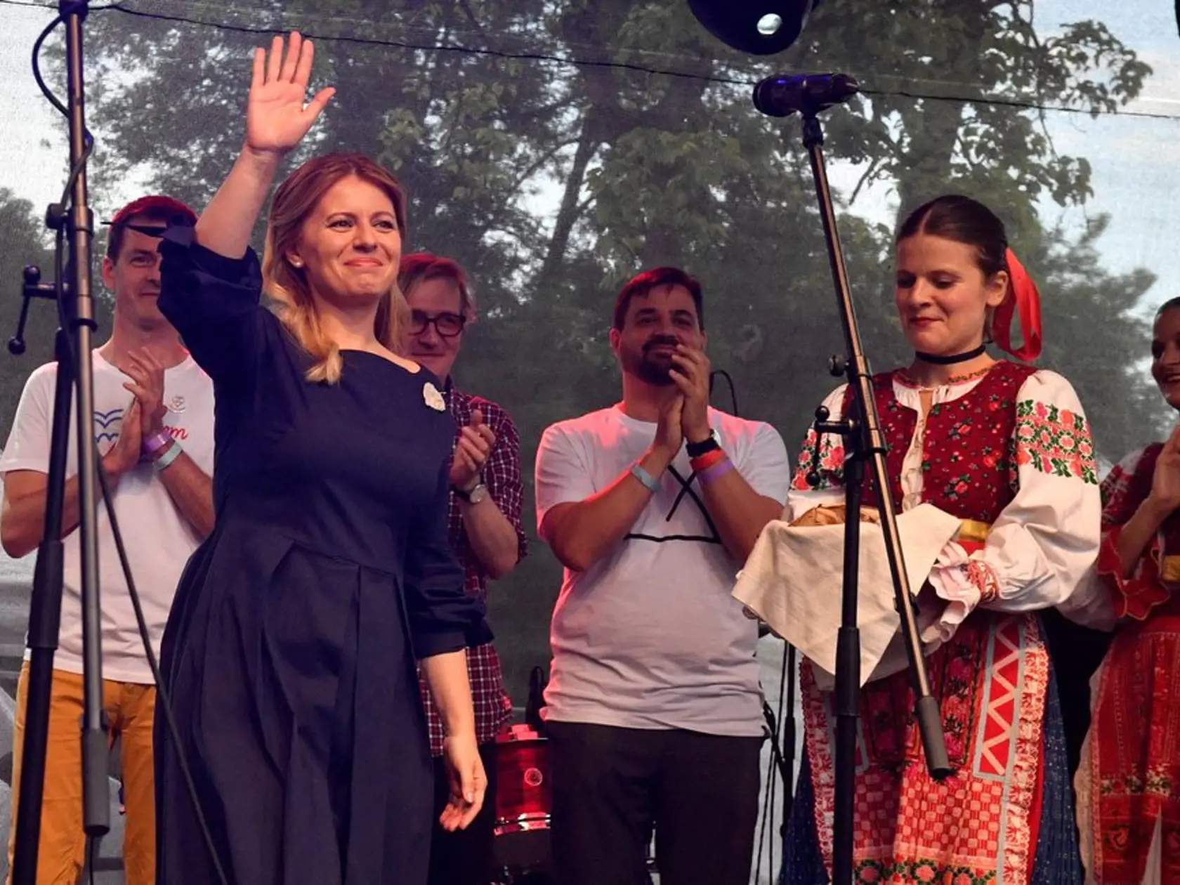 Zuzane Čaputovej zorganizovali počas jej prvej návštevy Prahy aj koncert s názvom "Zuzana není sama doma". Čaputová bola na koncerte privítaná chlebom a soľou.