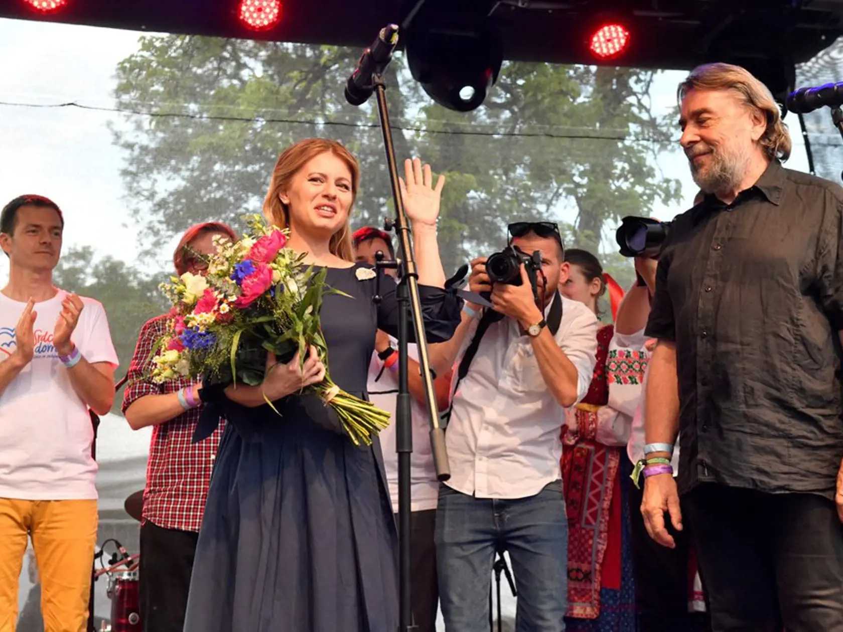 Zuzana Čaputová na koncerte "Zuzana není sama doma."