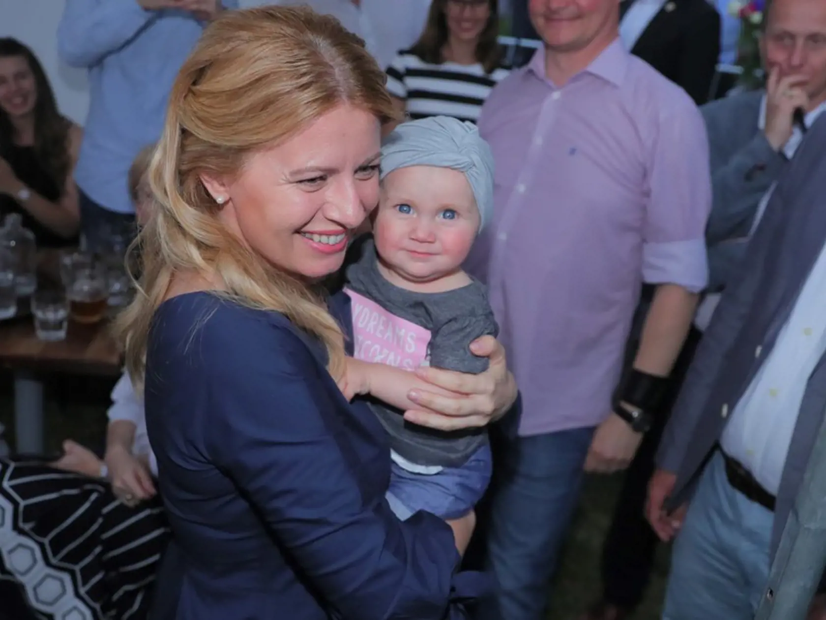 Zuzana Čaputová na koncerte "Zuzana není sama doma".