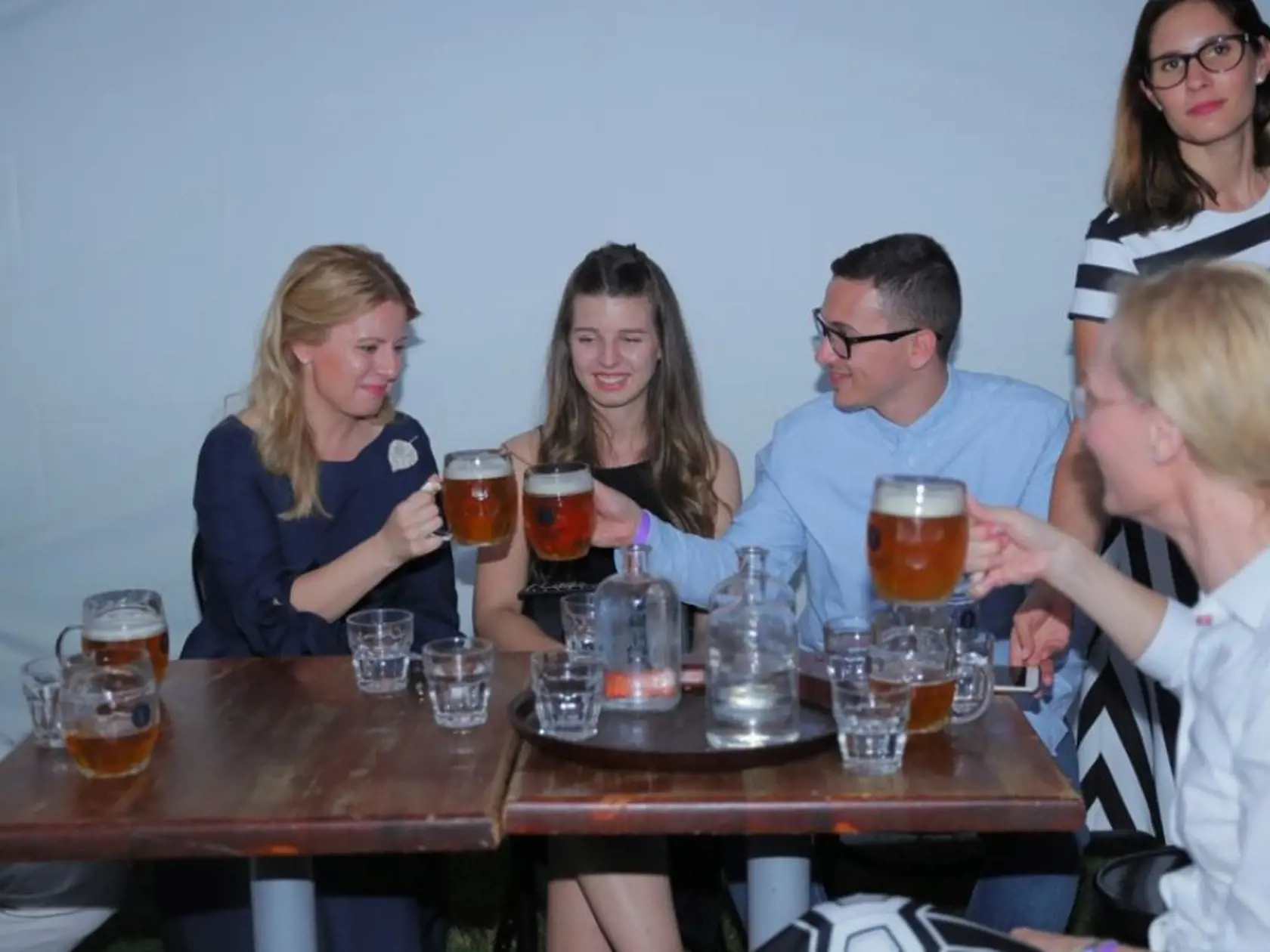 Prezidentka si dala počas koncertu aj pivo.