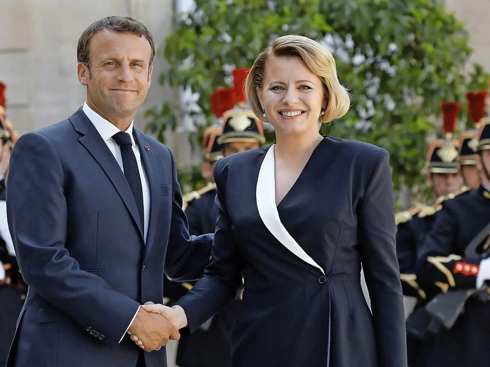 Zabodovala. Šaty Zuzany Čaputovej na návšteve Paríža si vyslúžili mnohé pochvaly. Čaputová je na snímke s francúzskym prezidentom Emmanuelom Macronom.