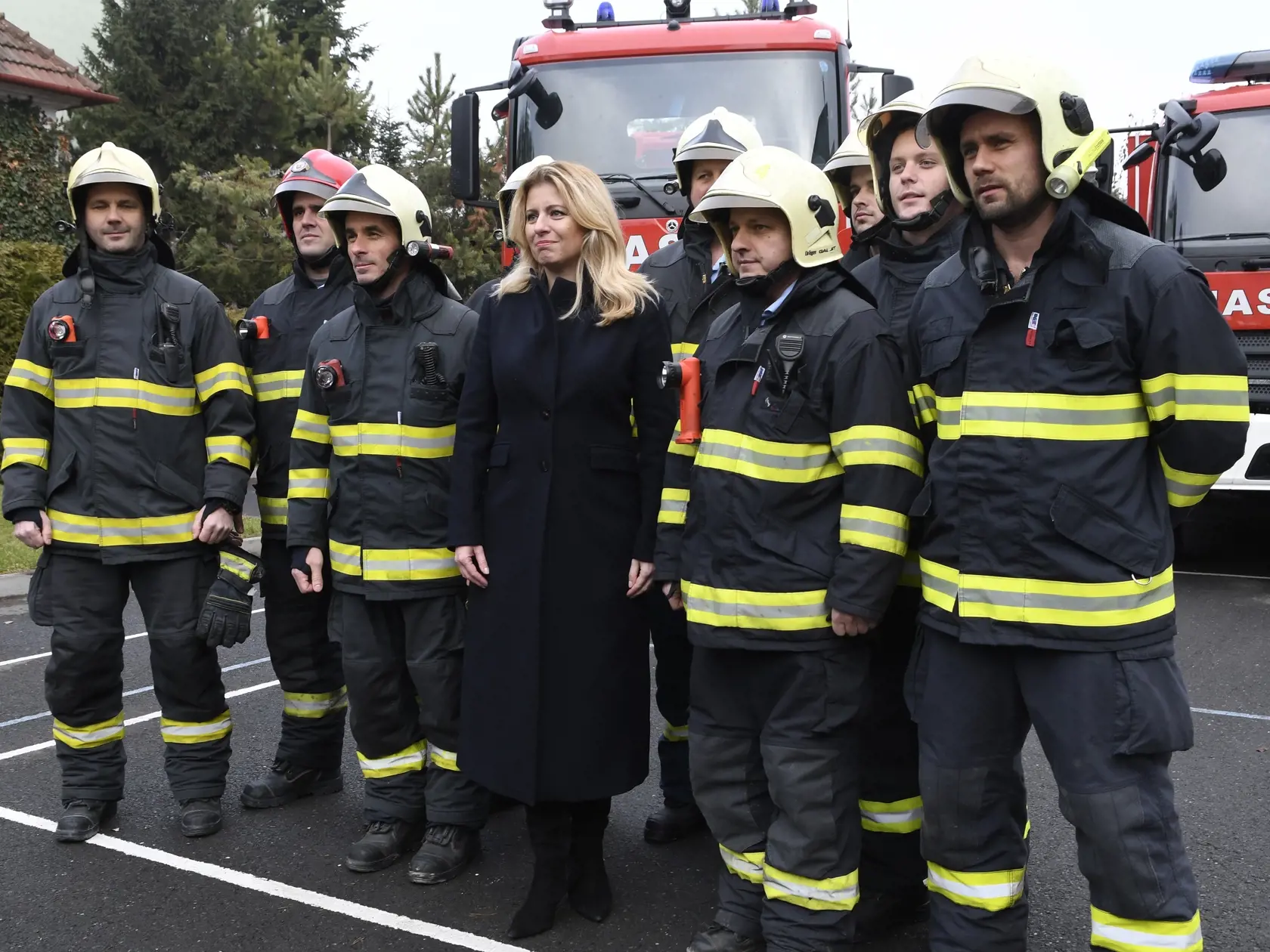 Na snímke uprostred prezidentka SR Zuzana Čaputová počas stretnutia s hasičmi, ktorí zasahovali pri výbuchu plynu bytového domu na Mukačevskej ulici v Prešove dňa 16. decembra 2019. FOTO TASR – Milan Kapusta 


