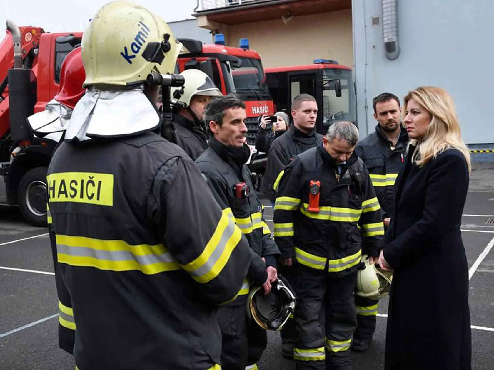 Zuzana Čaputová sa v Prešove 10 dní po výbuchu plynu v bytovke na Mukačevskej stretla s hasičmi ale aj s obeťami tragédie.