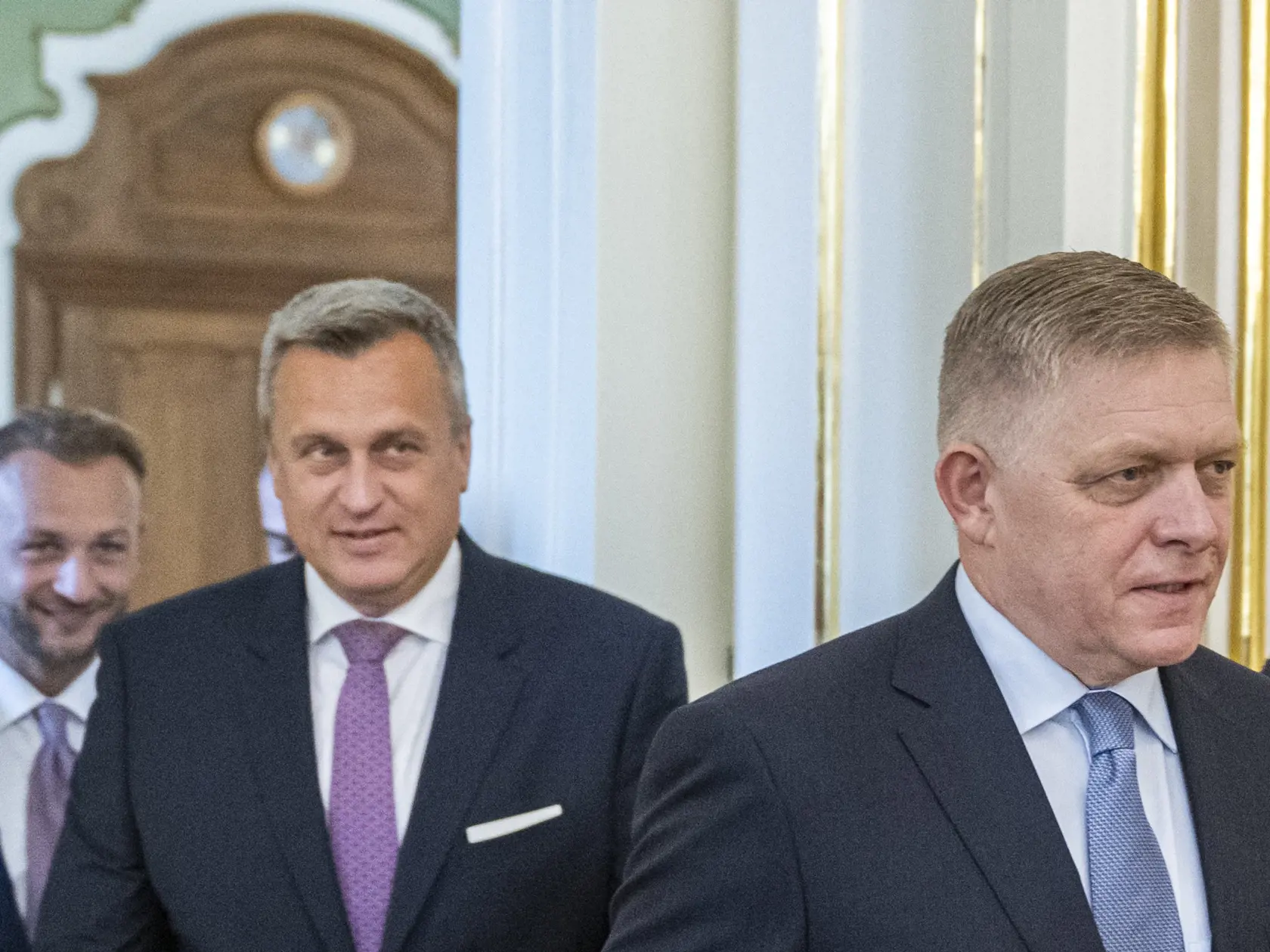 Prezident SR Peter Pellegrini pozval na spoločný obed predsedov koaličných strán v prezidentskom paláci. Na snímke sprava predseda vlády SR Robert Fico (Smer), podpredseda parlamentu SR Andrej Danko (SNS) a minister vnútra SR Matúš Šutaj-Eštok (Hlas) v Bratislave 12. septembra 2024. 