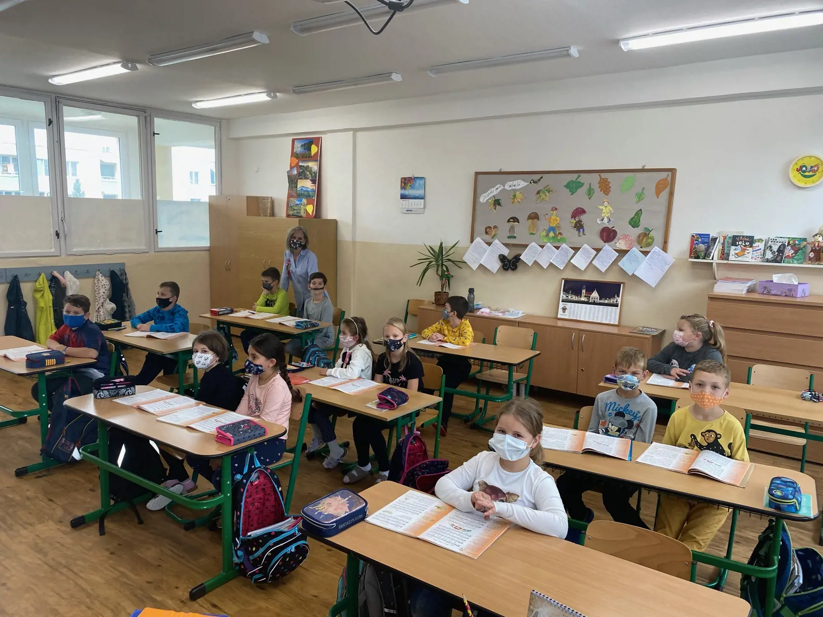 Tretiaci na ZŠ Wolkerova v Bardejove počas hodiny spevu museli mať nasadené rúška. Ústredná pandemická komisia však nedávno rozhodla, že deti si ich budú môcť v triedach zložiť.