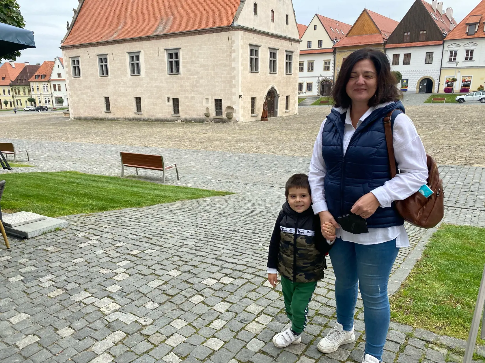 „Som rada, že svadby zrušili. Som bola kategoricky proti veľkým svadbám. Veď je to blbosť, aby deti nechodili do školy ako minulý rok len preto, lebo niekto chce mať dvesto ľudí na svadbe,“  uviedla Jaroslava (47), ktorá má školopovinné dieťa. Postoj antivaxerov sa jej nepáči: „Nerozumiem ľuďom, ktorí čakali na vakcínu, aby sa uvoľnili opatrenia a teraz, keď sú vakcíny dostupné, vymýšľajú sprostosti.“