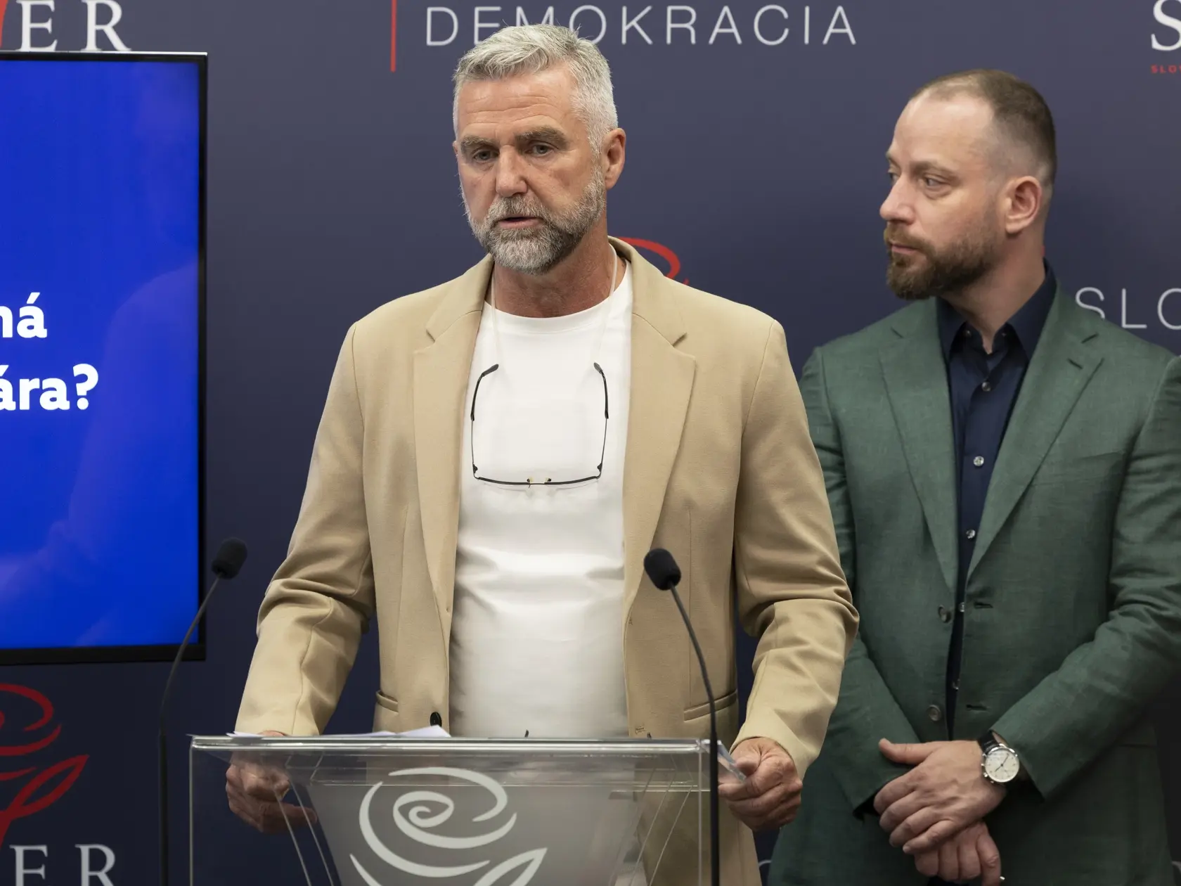 Tlačová konferencia politickej strany SMER Slovenská sociálna demokracia na tému rozsudku v kauze objednávky vraždy Jána Kuciaka a Martiny Kušnírovej a prípadnej inej verzii, ktorej nebola venovaná pozornosť. Na snímke zľava je Tibor Gašpar a Marek Para.