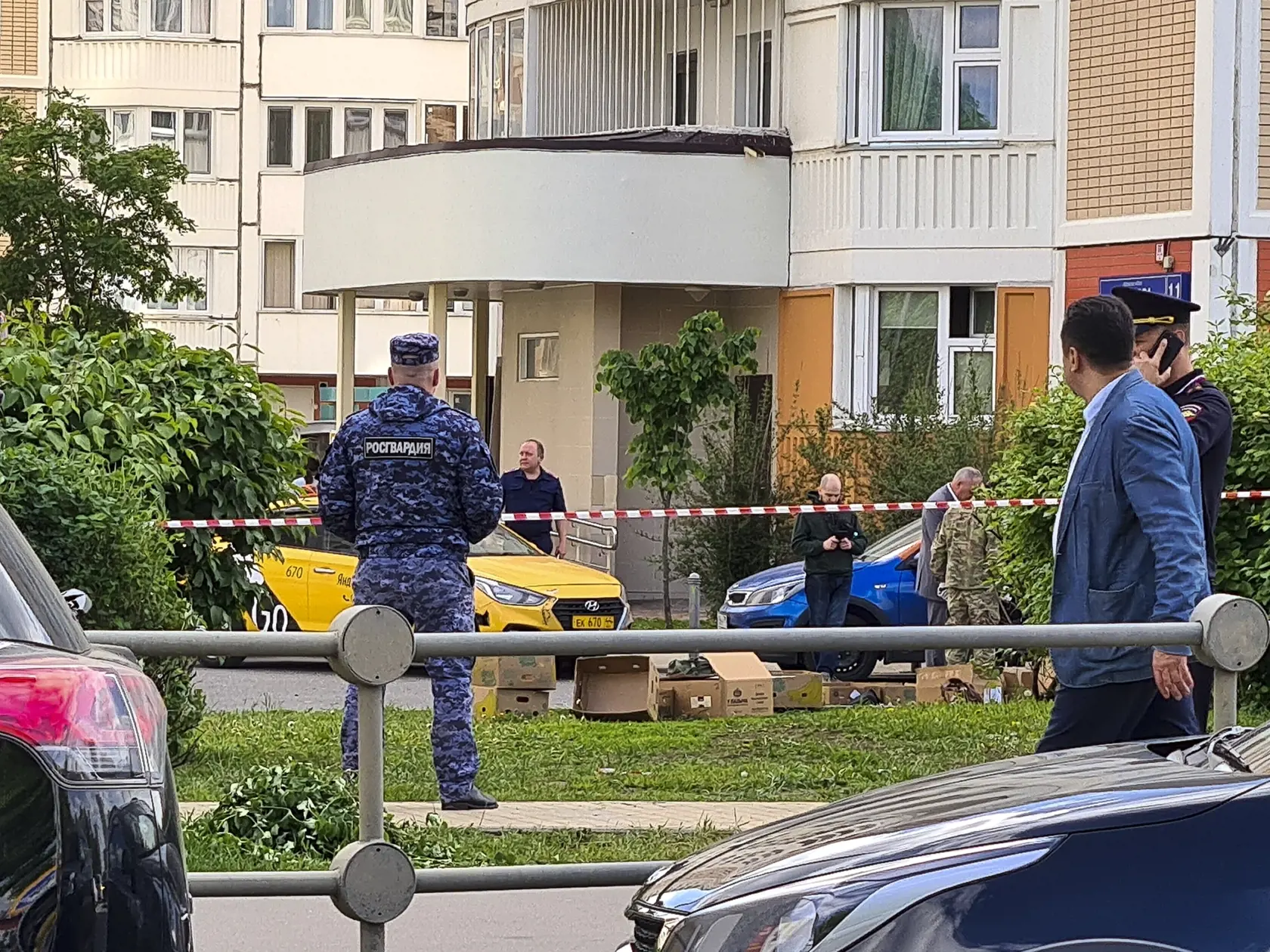 Policajti hliadkujú pri bytovke, ktorú mal zasiahnuť ukrajinský dron v Moskve v utorok 30. mája 2023.