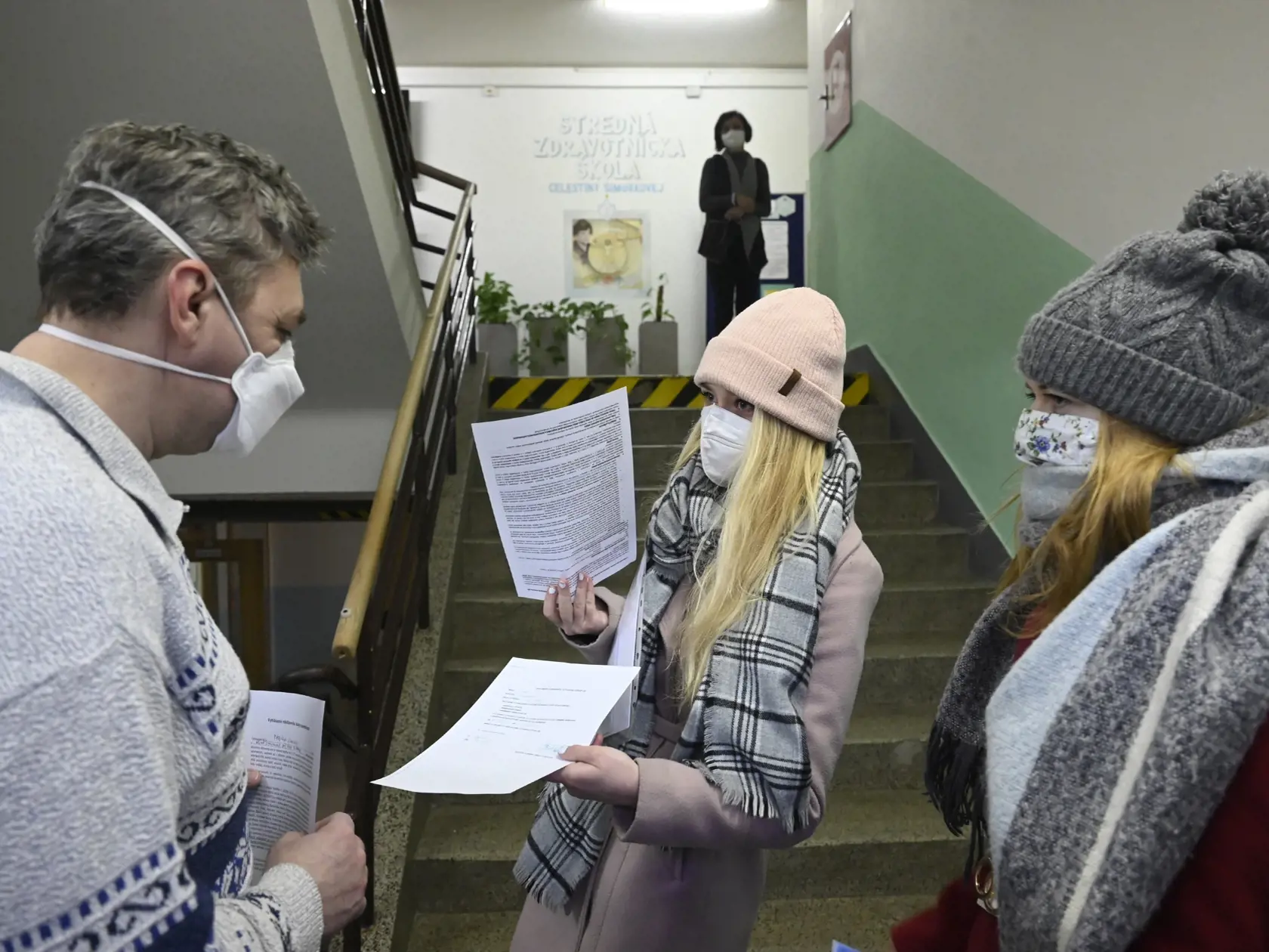Študentky sa preukazujú negatívny testom na koronavírus pri vstupe do Strednej zdravotníckej školy Celestíny Šimurkovej v Trenčíne, 8. februára 2021. Trenčiansky samosprávny kraj otvoril stredné školy pre študentov končiacich ročníkov v šiestich z deviatich svojich okresov. FOTO TASR - Radovan Stoklasa