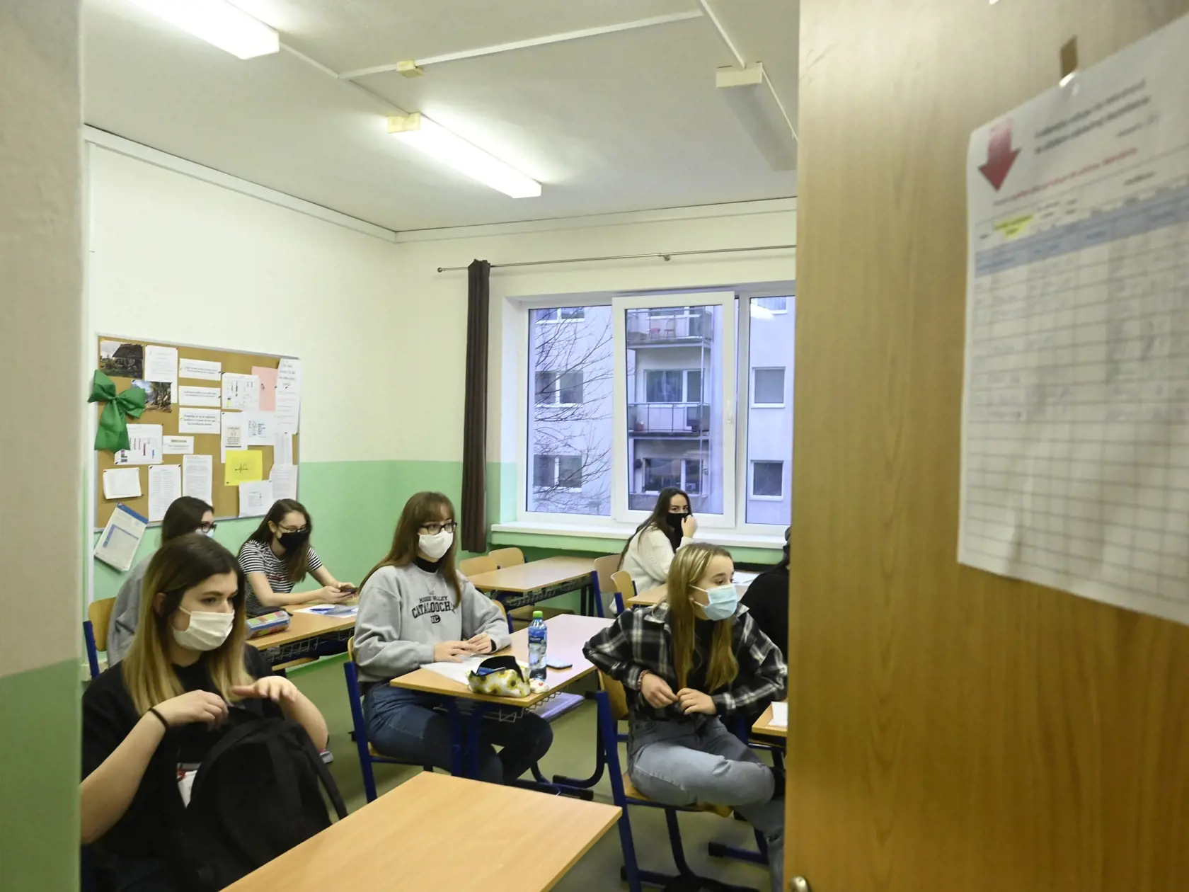 Študentky sa pripravujú na obnovené vyučovanie v jednej z tried Strednej zdravotníckej školy Celestíny Šimurkovej v Trenčíne, 8. februára 2021. Trenčiansky samosprávny kraj otvoril stredné školy pre študentov končiacich ročníkov v šiestich z deviatich svojich okresov. FOTO TASR - Radovan Stoklasa
