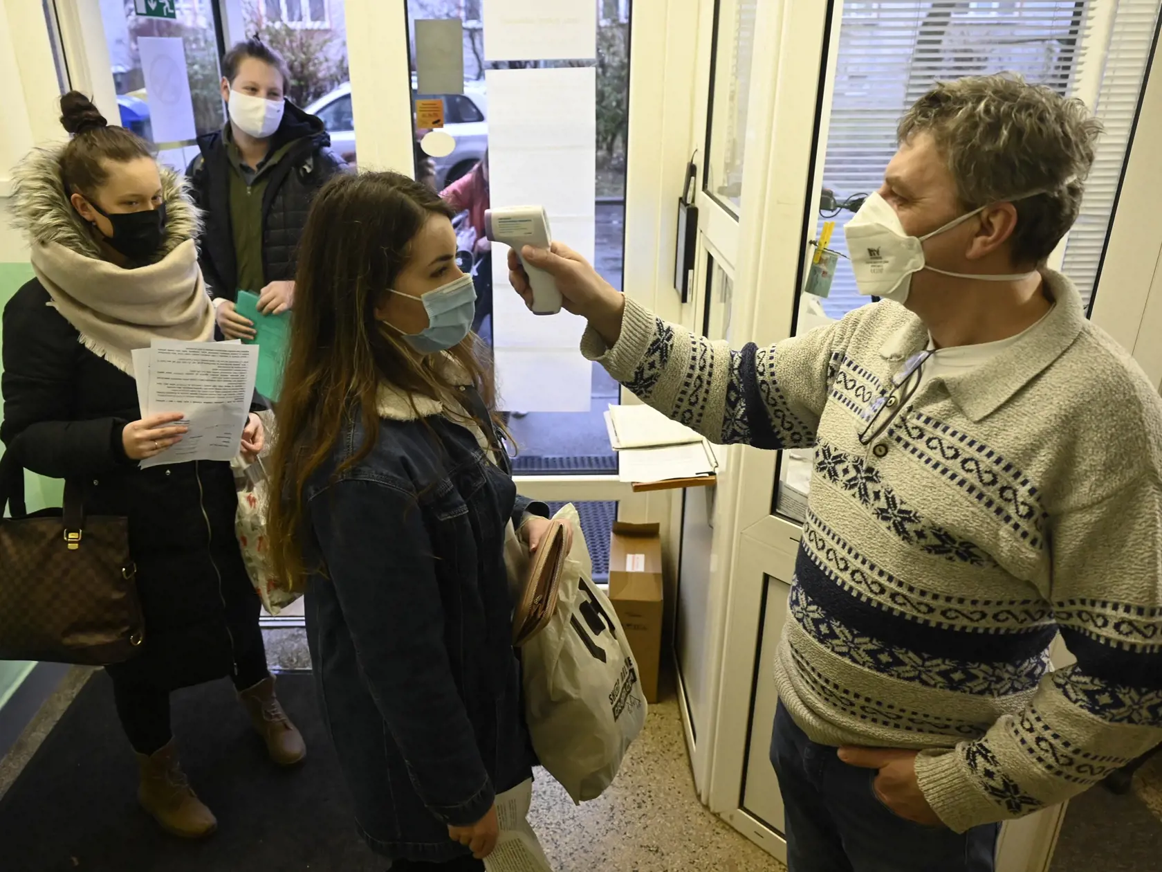 Kontrola teploty a negatívnych testov na koronavírus pri vstupe do Strednej zdravotníckej školy Celestíny Šimurkovej v Trenčíne, 8. februára 2021. Trenčiansky samosprávny kraj otvoril stredné školy pre študentov končiacich ročníkov v šiestich z deviatich svojich okresov. FOTO TASR - Radovan Stoklasa