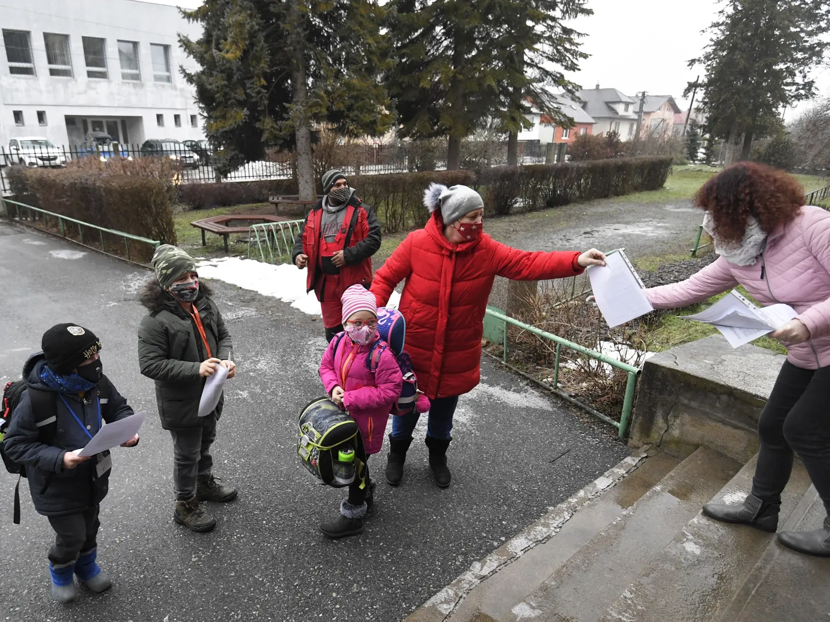 V Košiciach sa od pondelka školy neotvorili. Na snímke otvorená základná škola v Družstevnej pri Hornáde v okrese Košice – okolie 8. februára 2021. FOTO TASR – František Iván