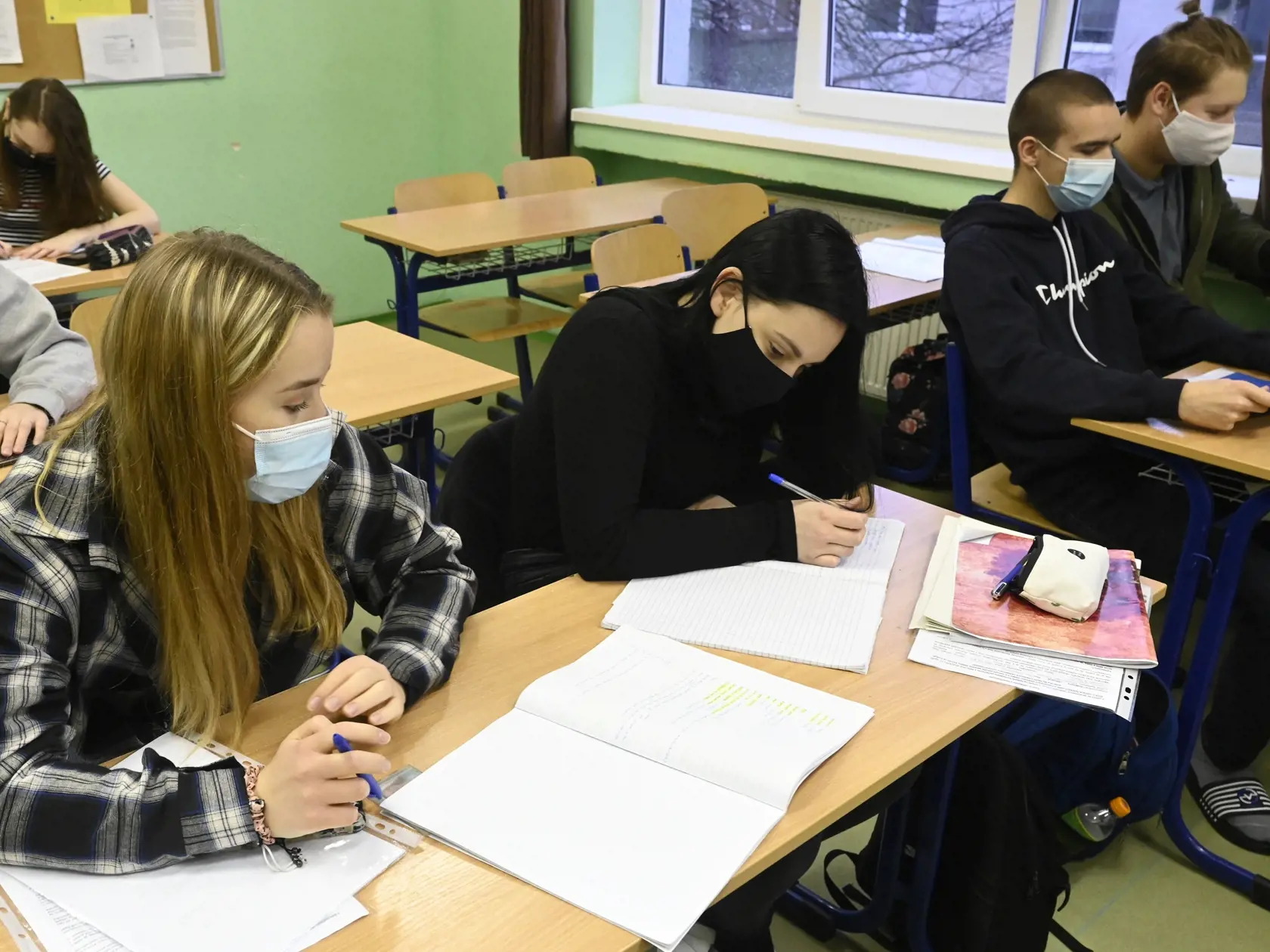 Študentky sa pripravujú na obnovené vyučovanie v jednej z tried Strednej zdravotníckej školy Celestíny Šimurkovej v Trenčíne, 8. februára 2021. Trenčiansky samosprávny kraj otvoril stredné školy pre študentov končiacich ročníkov v šiestich z deviatich svojich okresov. FOTO TASR - Radovan Stoklasa