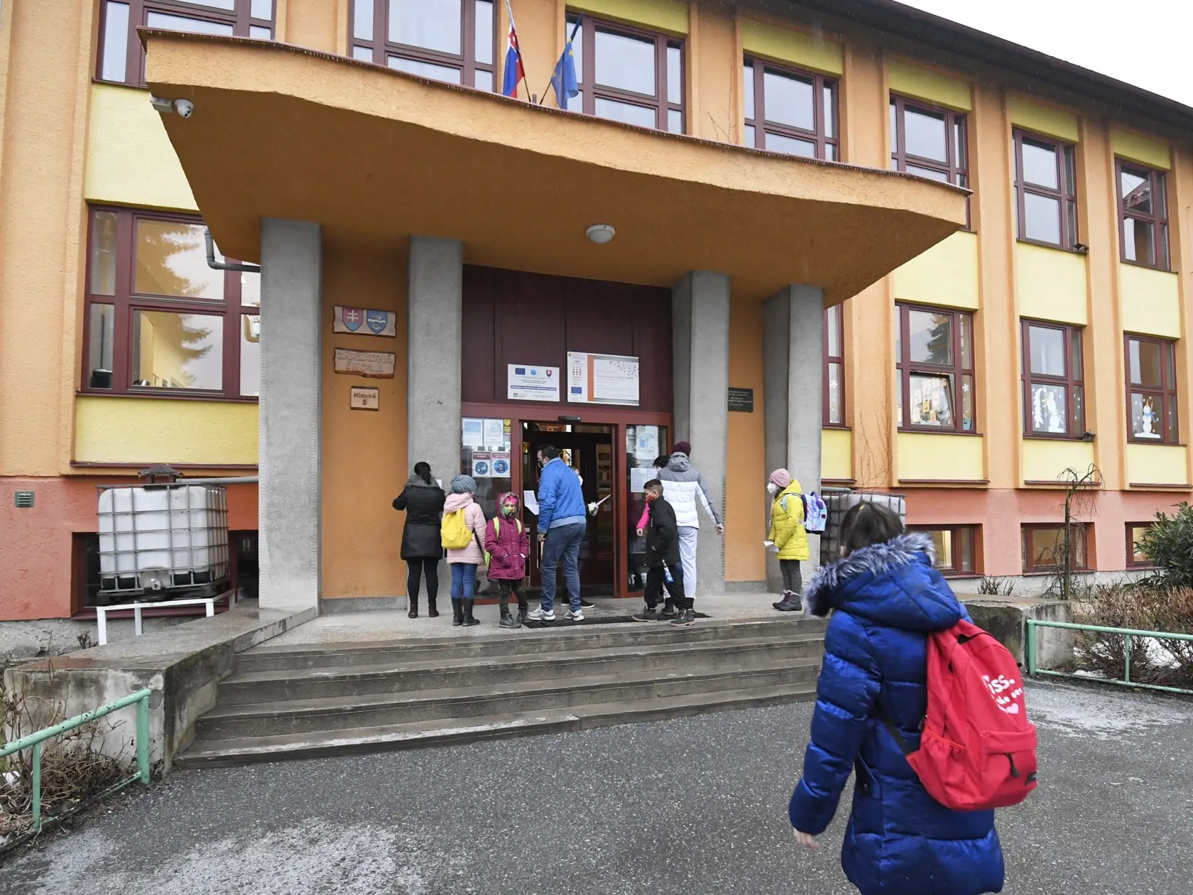 V Košiciach sa od pondelka školy neotvorili. Na snímke otvorená základná škola v Družstevnej pri Hornáde v okrese Košice – okolie 8. februára 2021. FOTO TASR – František Iván