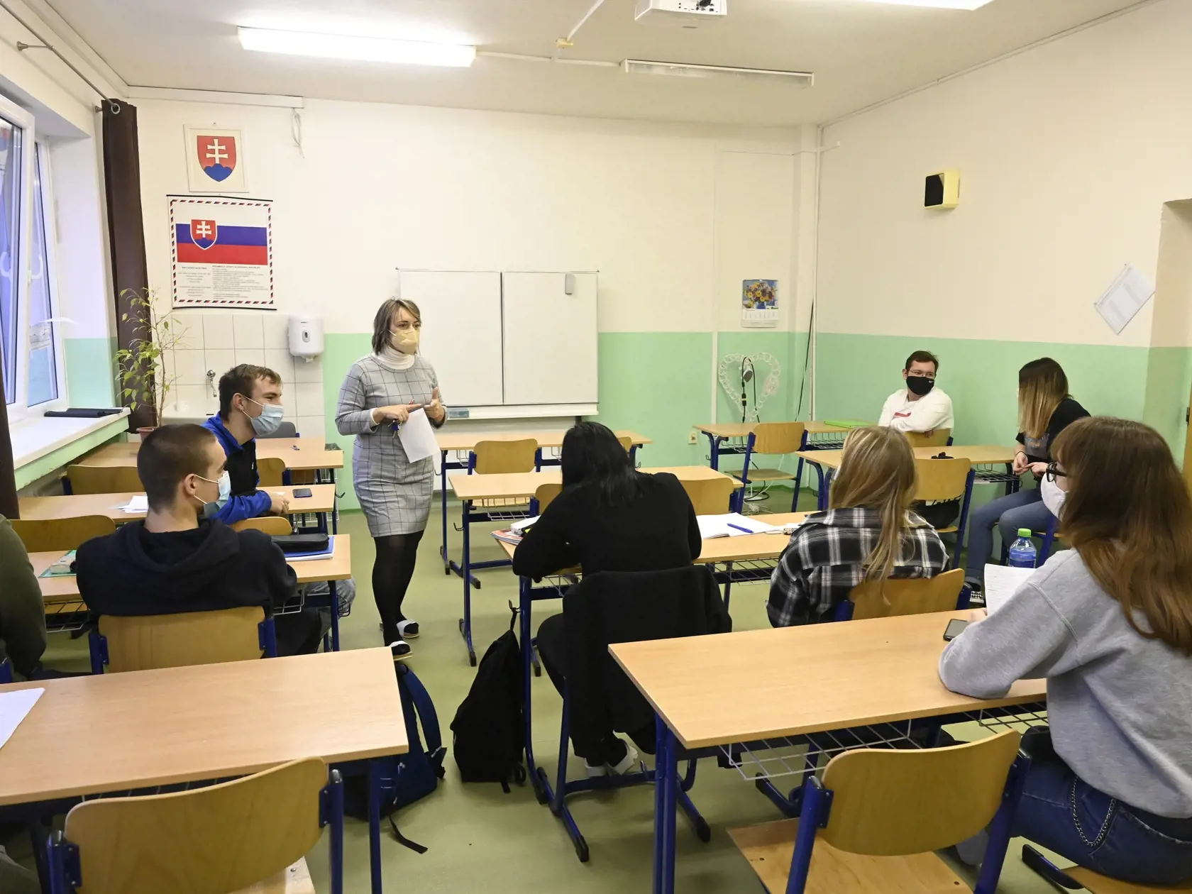 Študenti počas obnoveného vyučovania v jednej z tried Strednej zdravotníckej školy Celestíny Šimurkovej v Trenčíne, 8. februára 2021. Trenčiansky samosprávny kraj otvoril stredné školy pre študentov končiacich ročníkov v šiestich z deviatich svojich okresov. FOTO TASR - Radovan Stoklasa