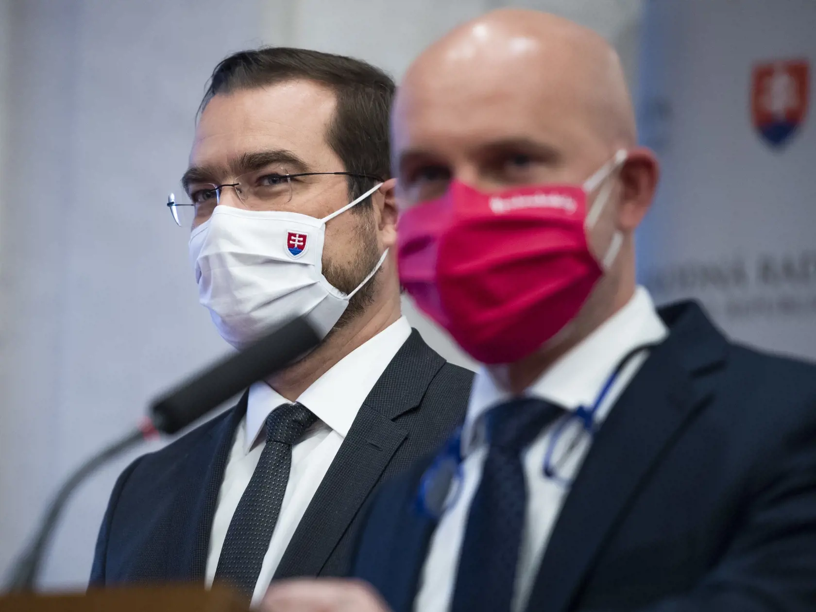 Minister zdravotníctva SR Marek Krajčí (OĽaNO) a minister školstva, vedy, výskumu a športu SR Branislav Gröhling (SaS).