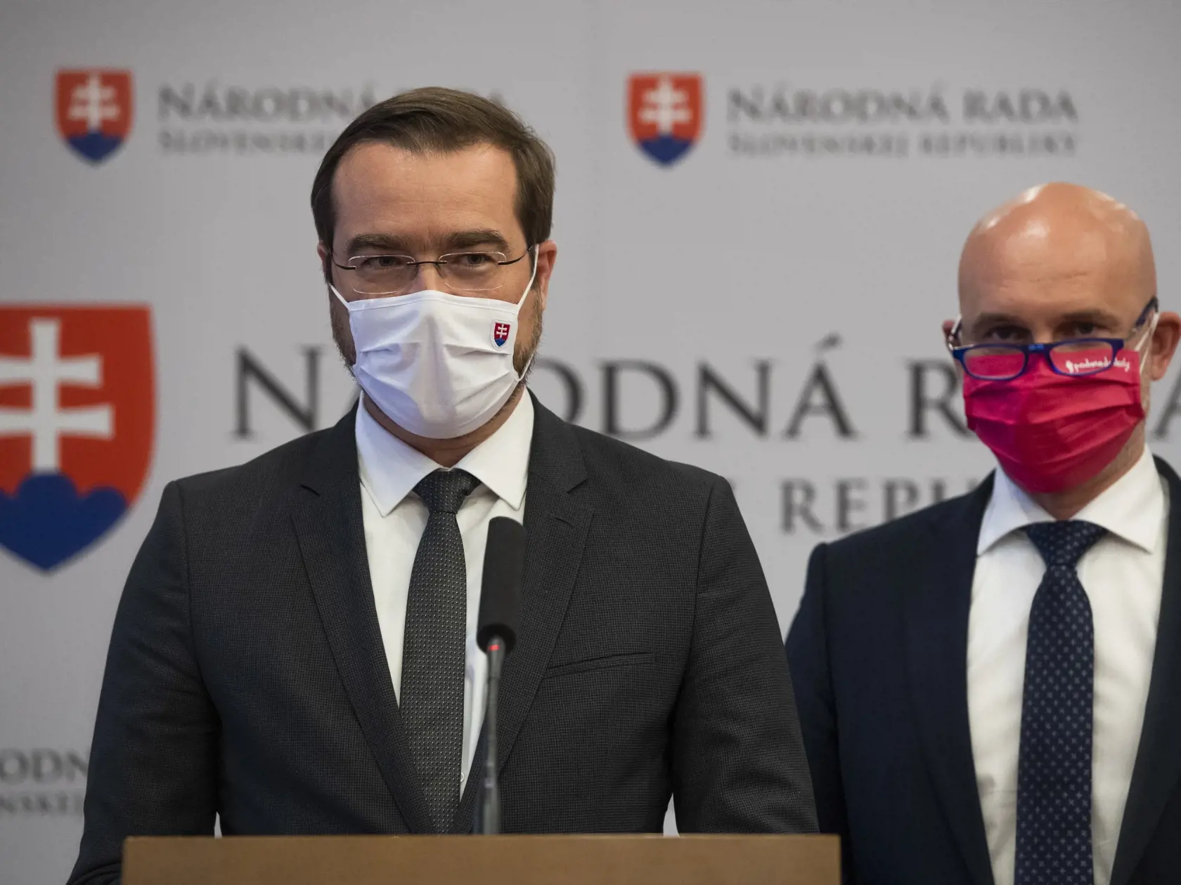 Minister zdravotníctva SR Marek Krajčí (OĽaNO) a minister školstva, vedy, výskumu a športu SR Branislav Gröhling (SaS).