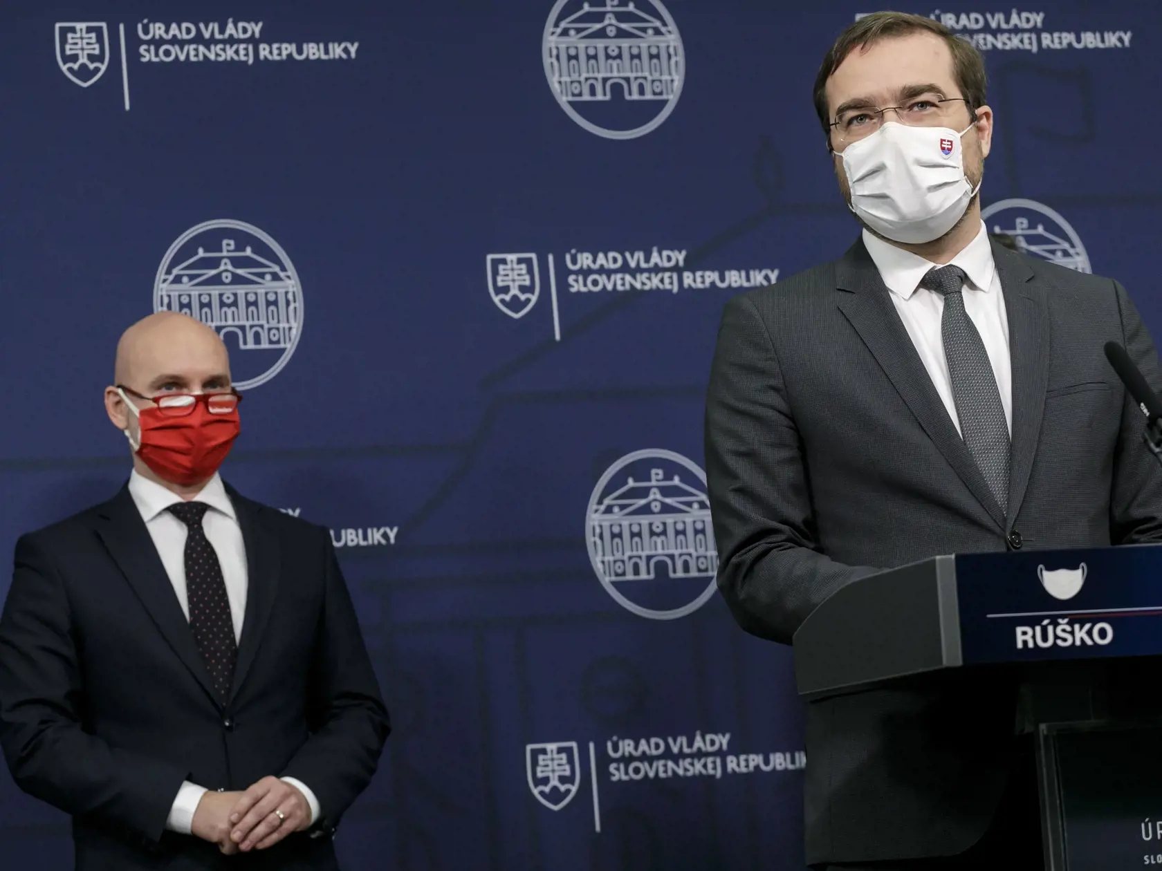 Minister zdravotníctva SR Marek Krajčí (OĽaNO) a minister školstva, vedy, výskumu a športu SR Branislav Gröhling (SaS).