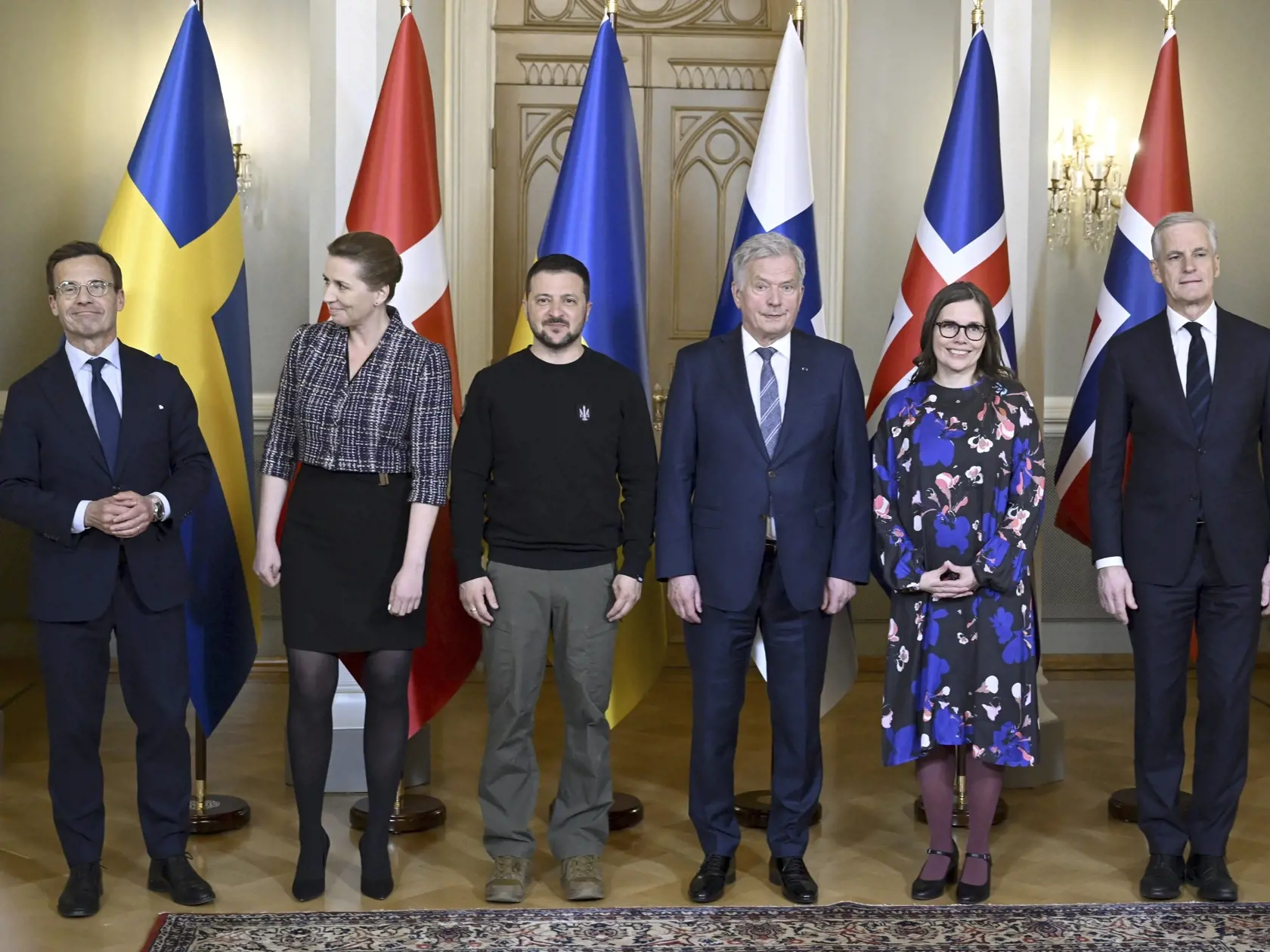 KK14 Helsinki - Zľava švédsky premiér Ulf Kristersson, dánska premiérka Mette Frederiksenová, ukrajinský prezident Volodymyr Zelenskyj, fínsky prezident Sauli Niinistö, islandská premiérka Katrín Jakobsdóttira a nórsky premiér Jonas Gahr Störe pózujú pre spoločnú fotografiu počas jednodňového summitu piatich severských krajín v Helsinkách v stredu 3. mája 2023. Ukrajinský prezident Volodymyr Zelenskyj v stredu počas návštevy Fínska vyhlásil, že tento rok bude "rozhodujúci" pre víťazstvo Ukrajiny
