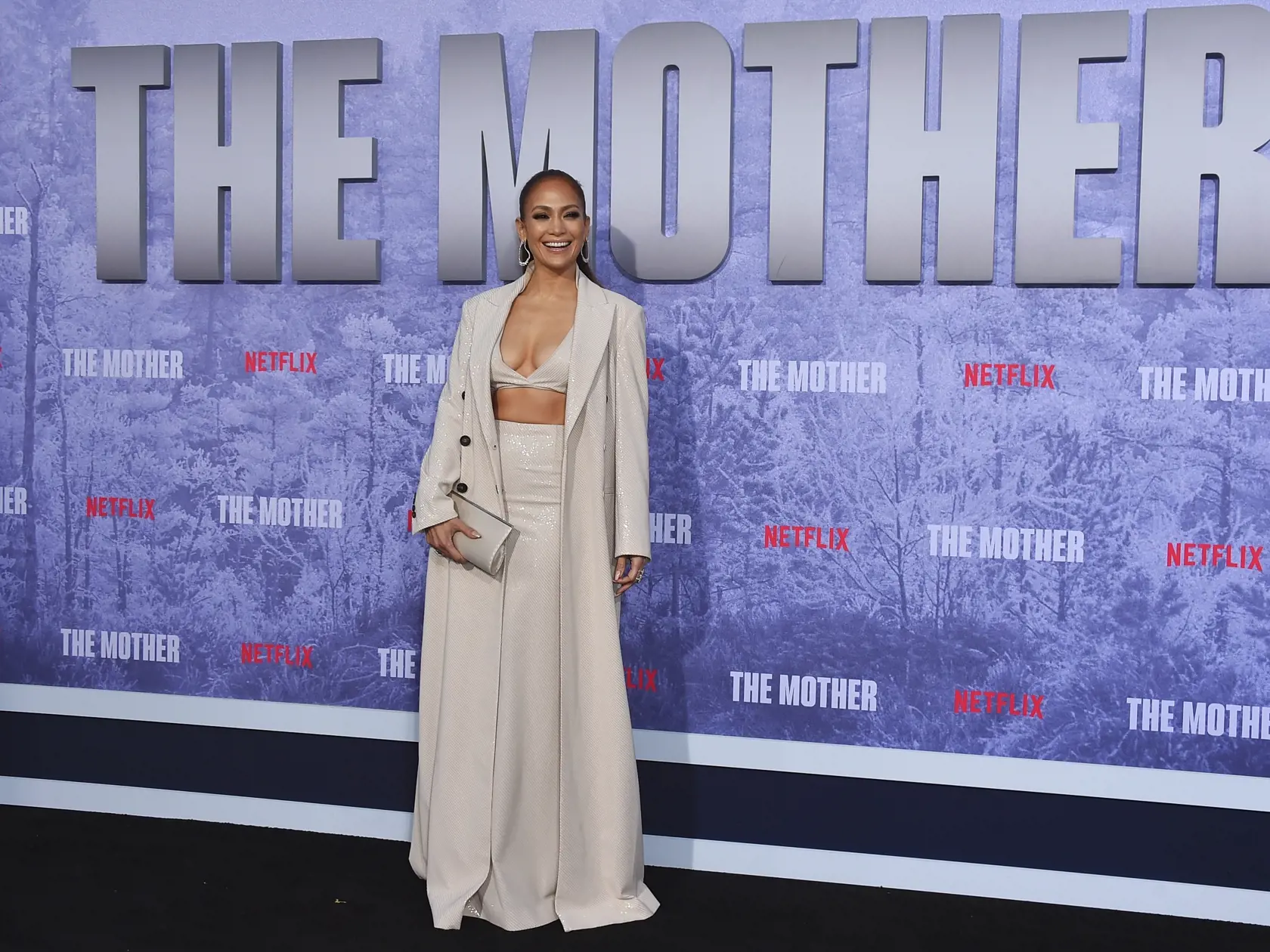 Na snímke americká herečka Jennifer Lpezová (vo filme postava matky) prichádza na premiéru americkej drámy The Mother (Matka) v kine Westwood Regency Village Theater v Los Angeles v noci na 11. mája 2023. FOTO TASR/AP