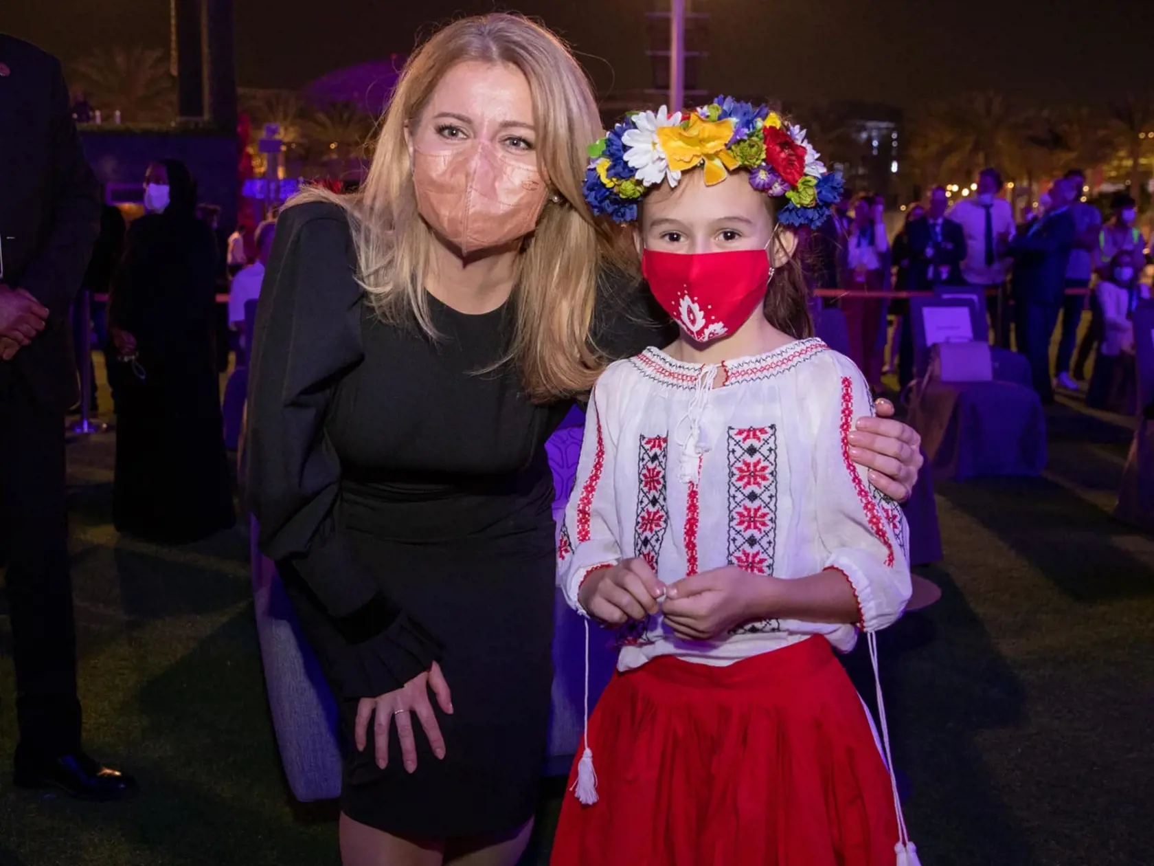 Každá krajina mala počas svetovej výstavy v Dubaji deň, počas ktorého sa všetko točilo okolo nej. A 27. januára 2022 malo takýto deň práve Slovensko. Na snímke sa Zuzana Čaputová fotí s dievčatkom v kroji.