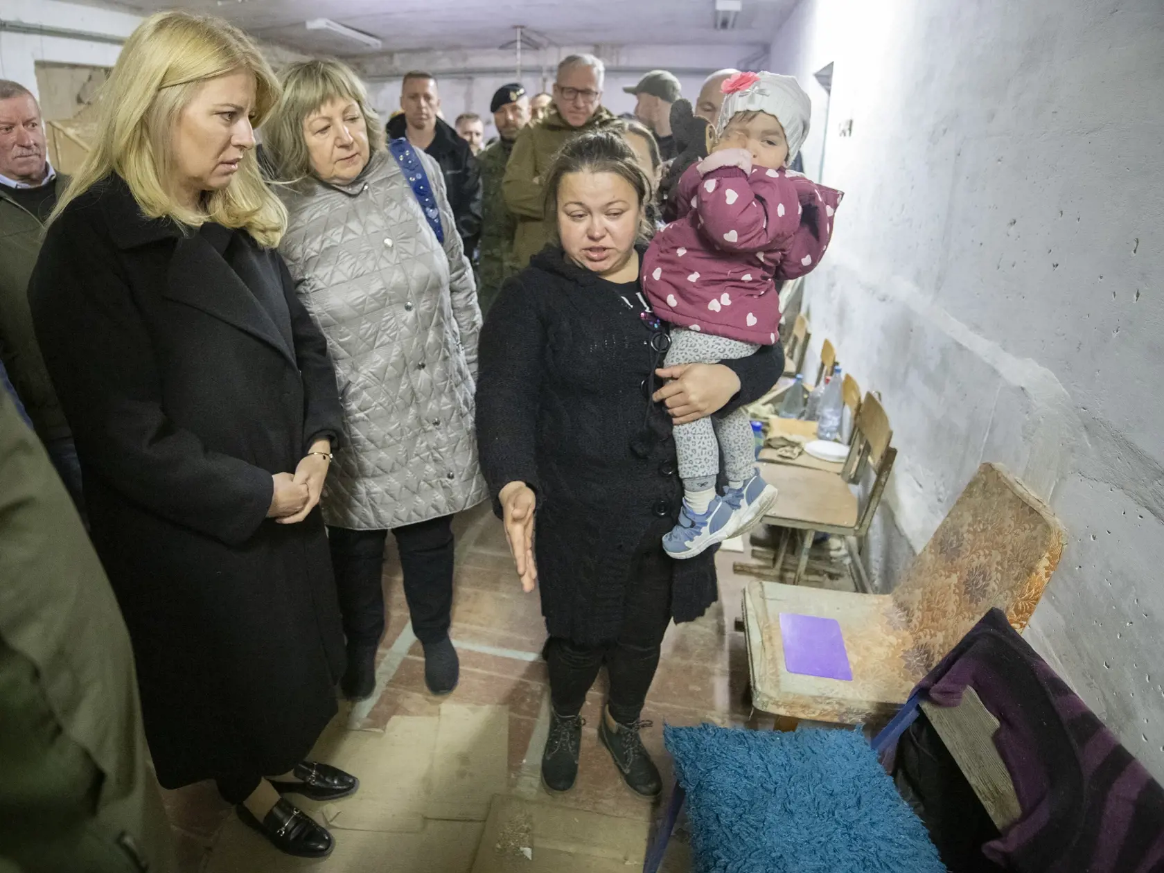 Prezidentka Zuzana Čaputová spolu s českým prezidentom Petrom Pavlom pricestovali na návštevu Ukrajiny. Na snímke vľavo prezidentka SR Zuzana Čaputová na návšteve obce Jahodné, kde si pozrela zničenú školu a kde boli väznení obyvatelia v sobotu 29. apríla 2023.