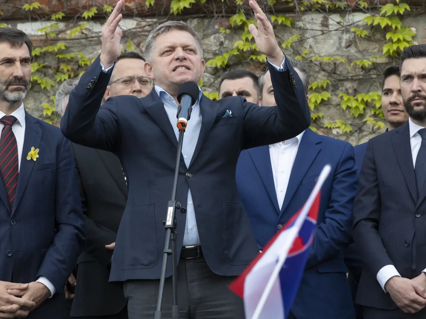 Protivládne protestné zhromaždenie prívržencov opozičnej parlamentnej strany Smer - Sociálna demokracia pred budovou Národnej rady Slovenskej republiky v Bratislave. Na snímke je Robert Fico, Juraj Blanár, Ladislav Kamenický, Dušan Jariabek, Ľuboš Blaha, Erik Kaliňák.