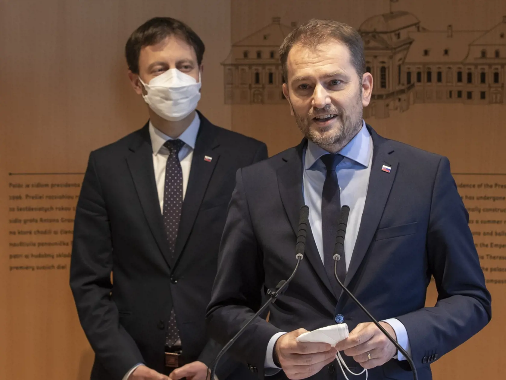 Predseda vlády Slovenskej republiky Igor Matovič po podaní demisie do rúk prezidentky Zuzany Čaputovej, ktorá na post premiéra bezodkladne menovala Eduarda Hegera. Na snímke je Igor Matovič a Eduard Heger.