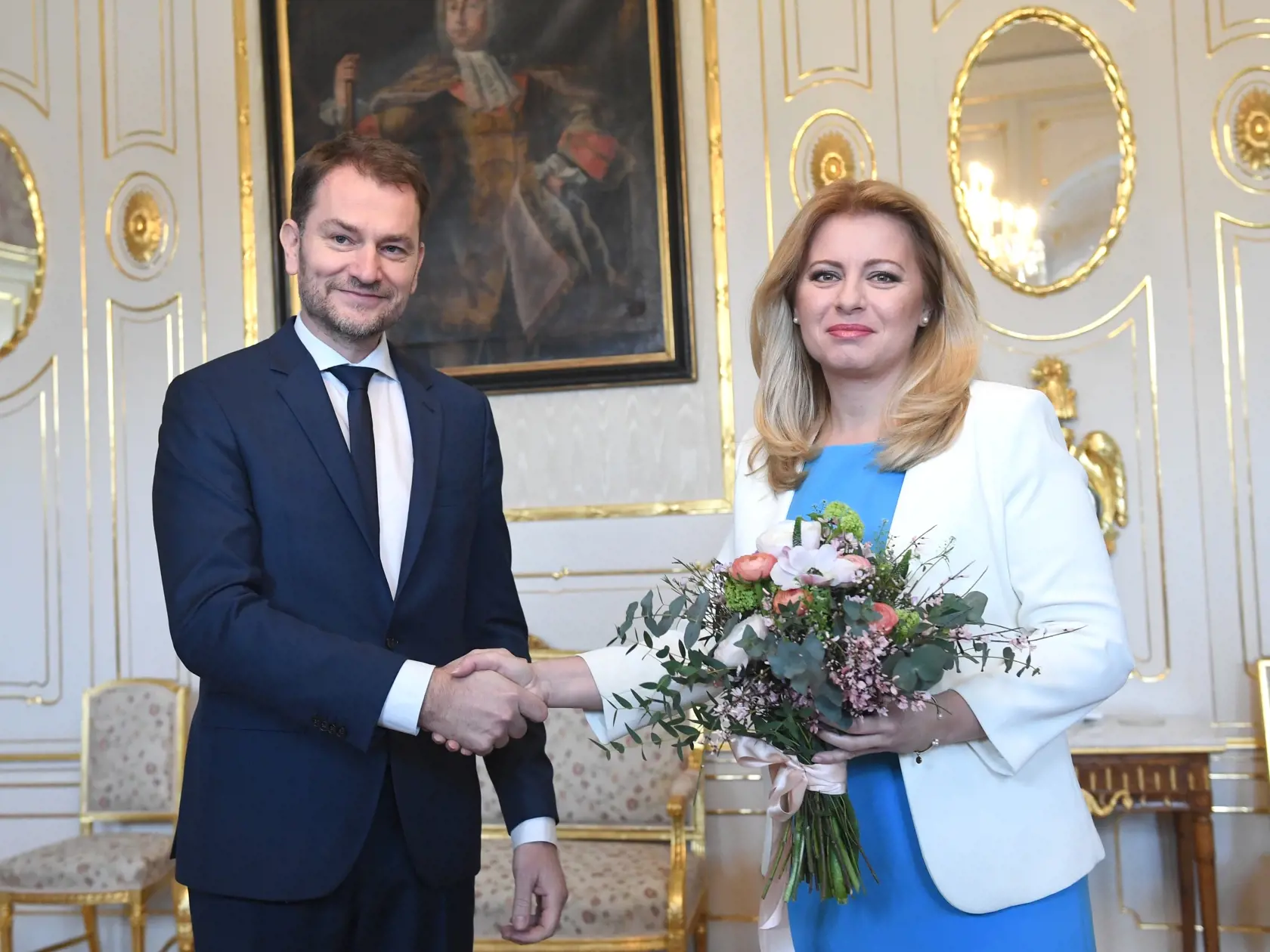 Zuzana Čaputová poverila v marci 2020 šéfa hnutia OĽANO ktoré vyhralo voľby Igora Matoviča, aby zostrojil vládu. V tomto momente ešte Čaputová nečakala, koľko výčitiek bude od Matoviča dostávať.