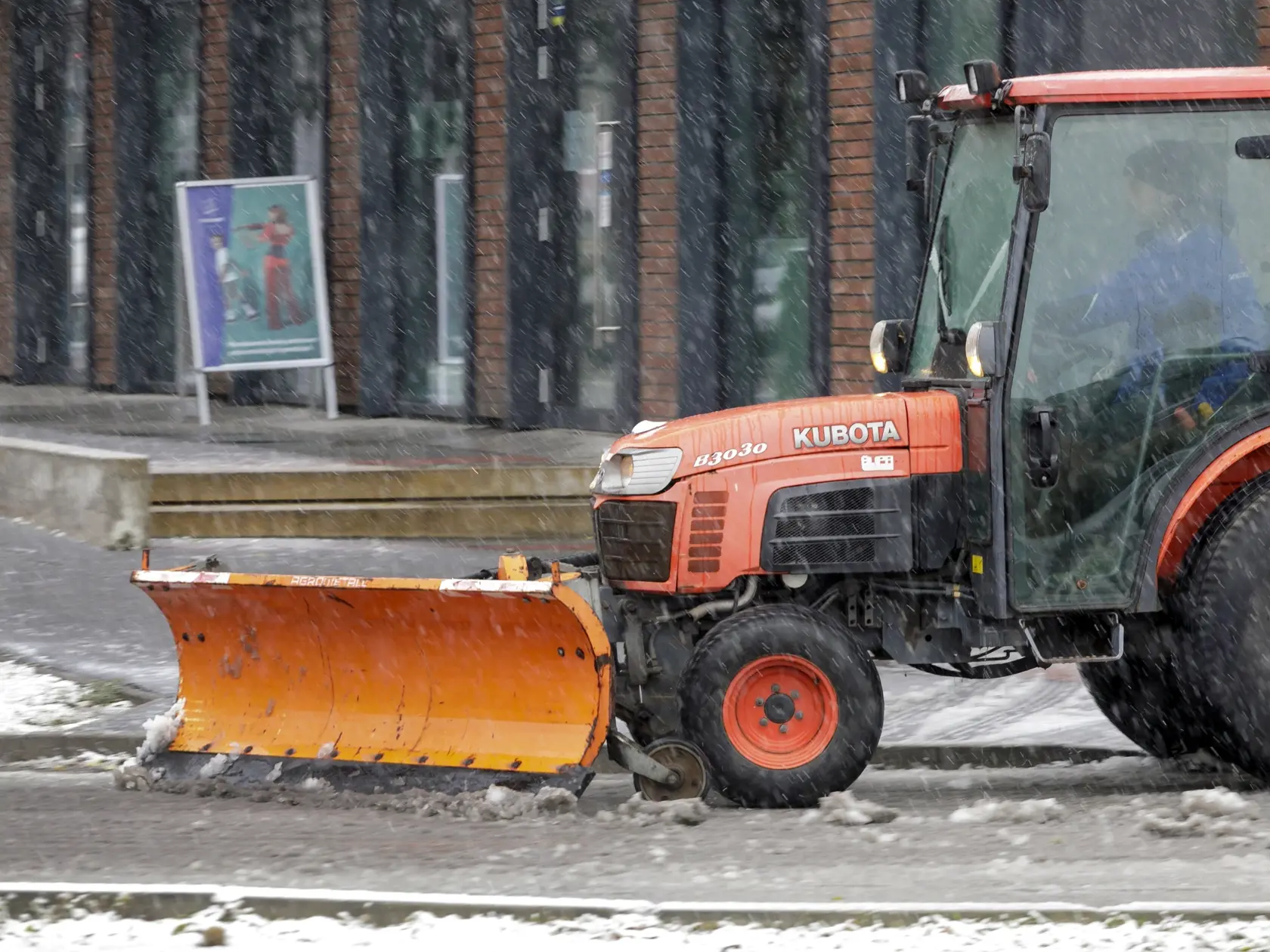 Na snímke malotraktor s radlicou počas sneženia v Bratislave 6. decembra 2024.