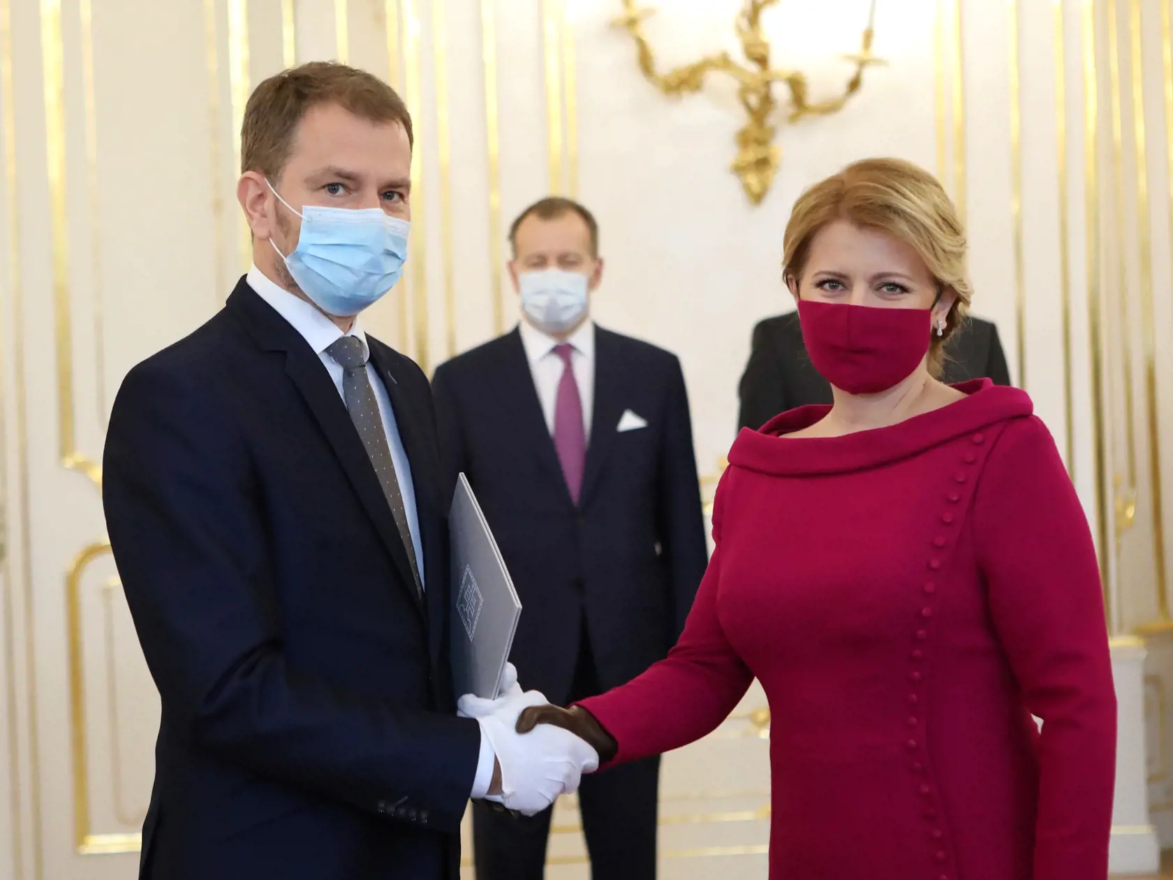 Vymenovanie novej vlády. Zuzana Čaputová a nový premiér Igor Matovič síce nedodržiavajú odporúčanú vzdialenosť, no majú ochranné rúško aj rukavice, napísala britská stanica BBC.