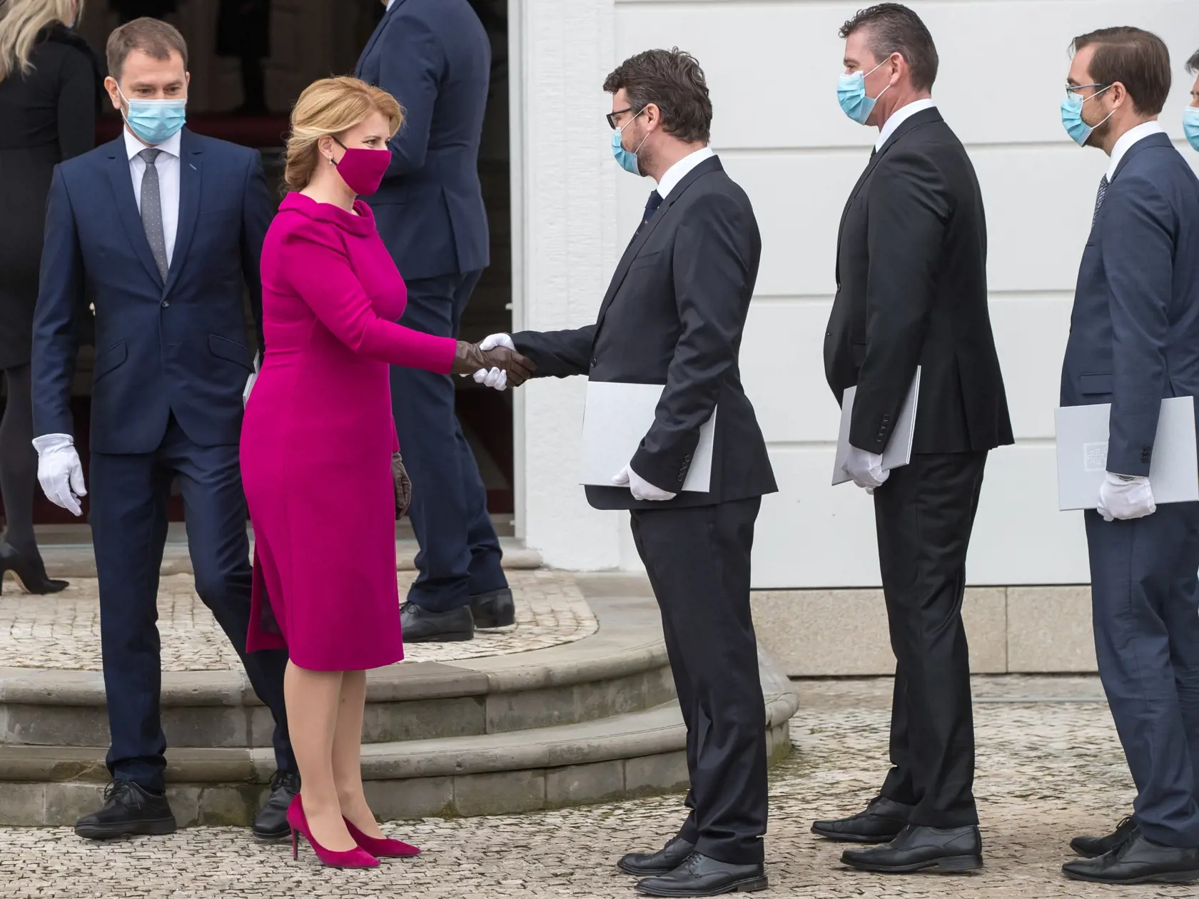 Prezidentka Slovenskej republiky Zuzana Čaputová vymenovala nových členov vlády pod vedením premiéra Igora Matoviča. Na snímke Zuzana Čaputová podáva ruku členom Matovičovej vlády.
