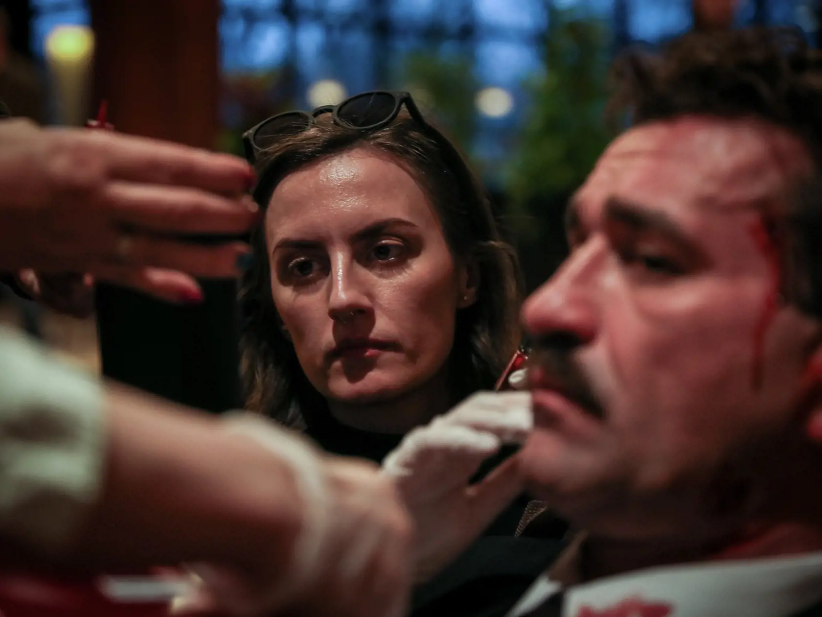 Typické fúzy Mikuláša Černáka museli Ondríkovi pravidelne upravovať. Súčasťou masky bola aj úprava obočia, ktorého vytrhávanie si podľa maskérky herec prekvapivo užíval.