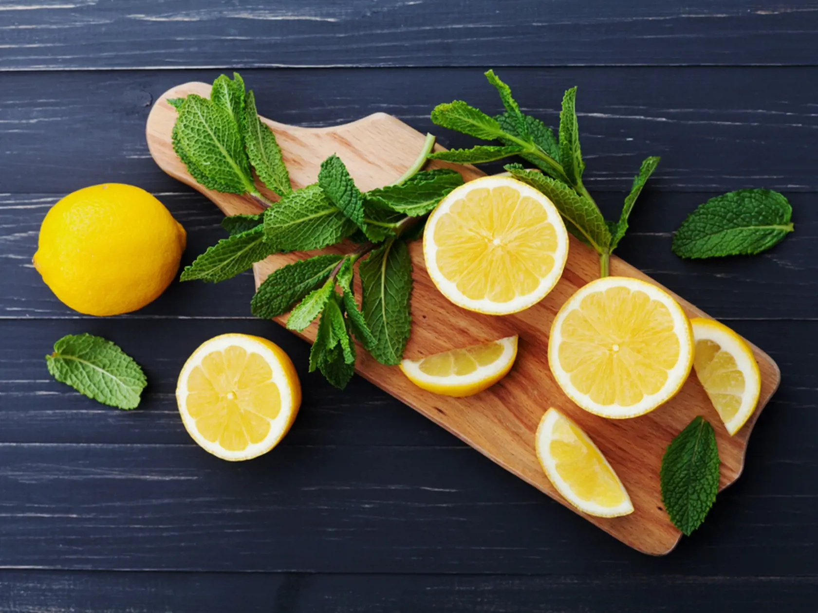 Je dokázané, že vitamín C môže trochu pomôcť pri skrátení či zmiernení krvácania, no úplne menštruáciu neoddiali.
