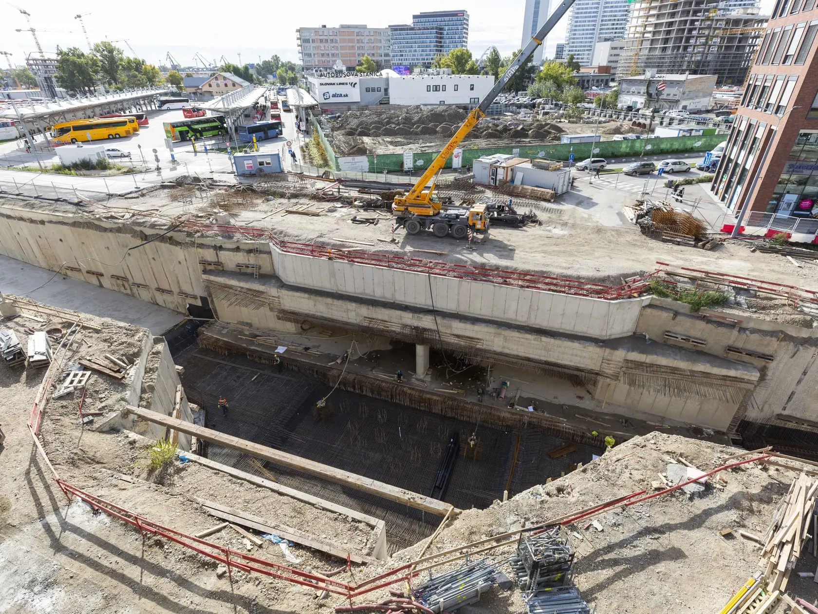 Na snímke podzemný kruhový objazd na ulici Mlynské nivy počas výstavby novej autobusovej stanice, v pozadí dočasná autobusová stanica v Bratislave 10. októbra 2019. FOTO TASR – Jaroslav Novák
